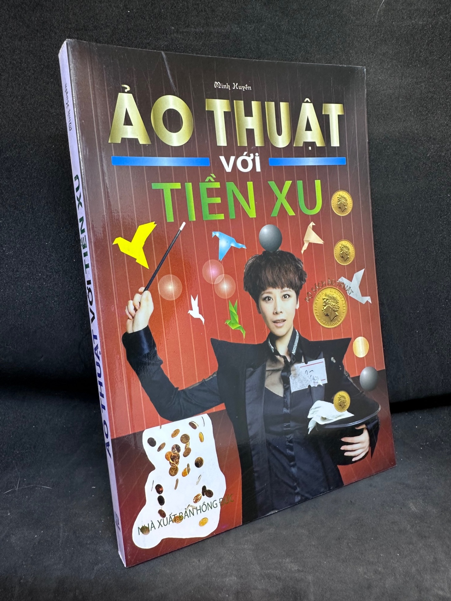 Ảo Thuật Với Tiền Xu - Minh Huyền, Mới 90%, 2013 SBM0803