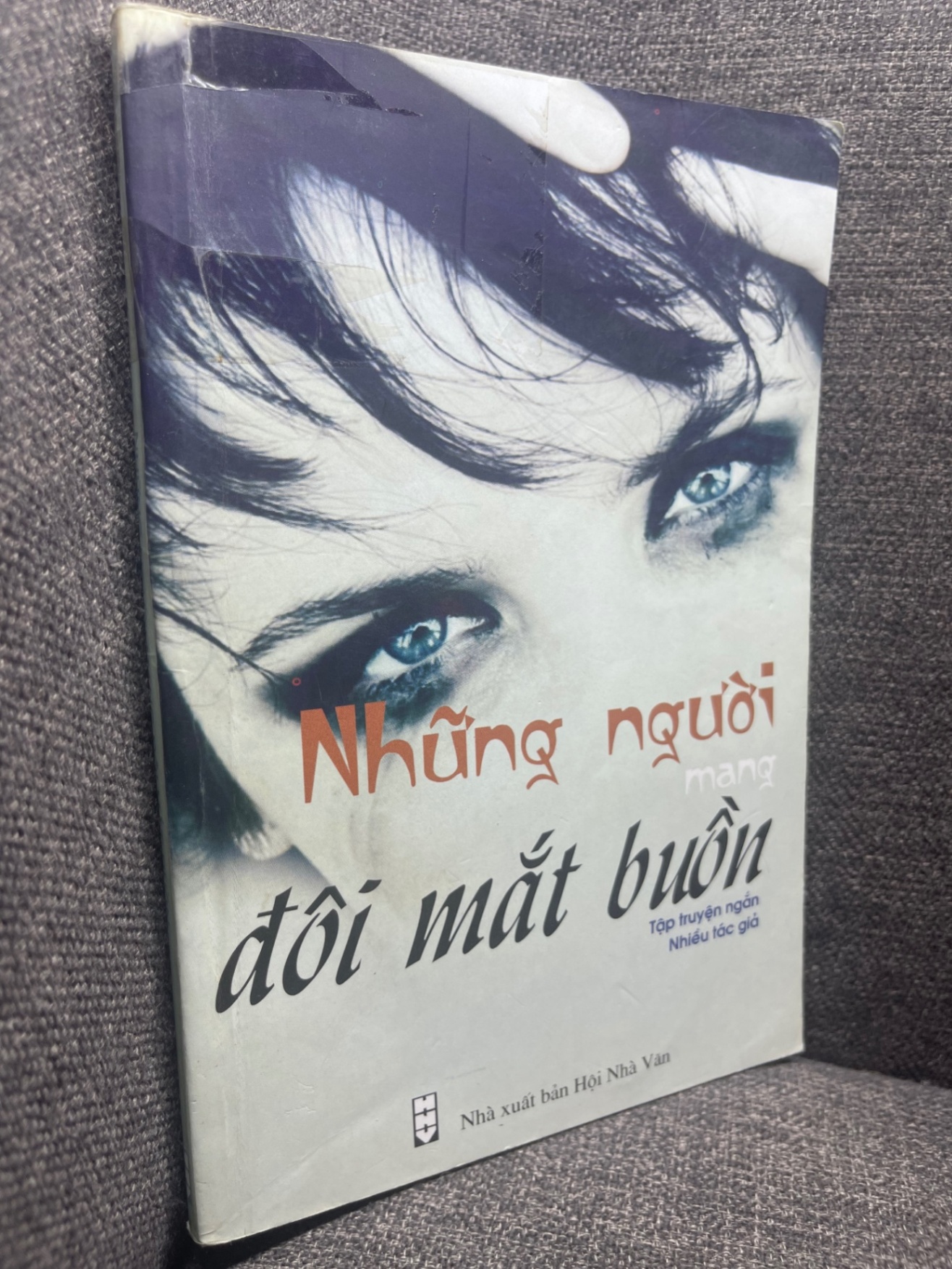 Những người mang đôi mắt buồn 2010 nhiều tác giả mới 70% bẩn nhẹ HPB0805 văn học Việt Nam (NSX)