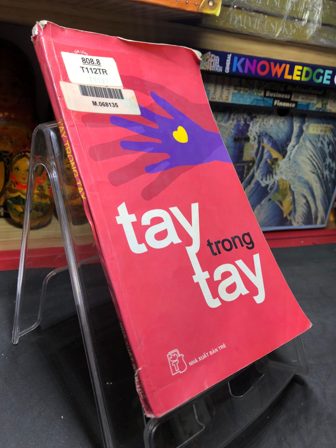 Tay trong tay 2004 mới 70% cong ẩm nhẹ Hương Lan HPB0906 SÁCH VĂN HỌC (NSX)
