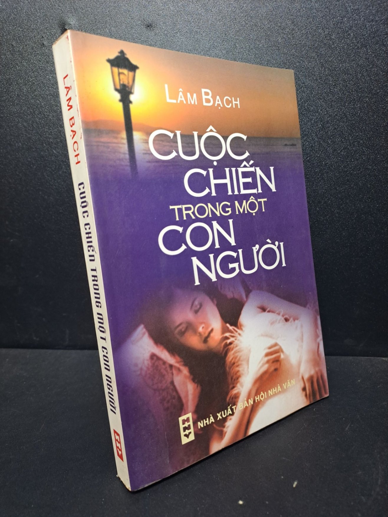 Cuộc chiến trong một con người 2004 Lâm Bạch mới 80% ố (văn học) HCM2912 (NSX)
