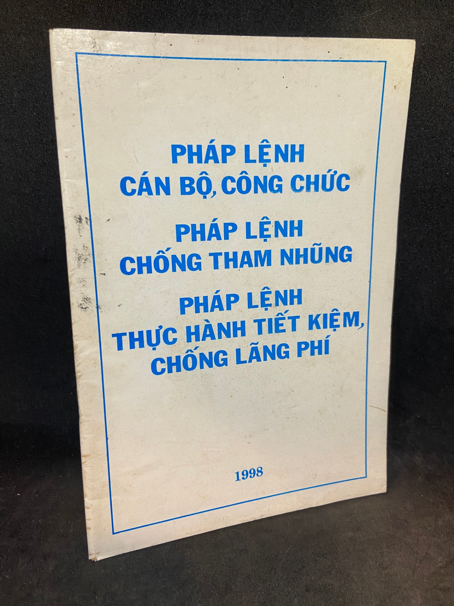 Pháp lệnh cám bộ công chức, chống tham nhũng, thực hành tiết kiệm, chống lãng phí Mới 80% SBM1002