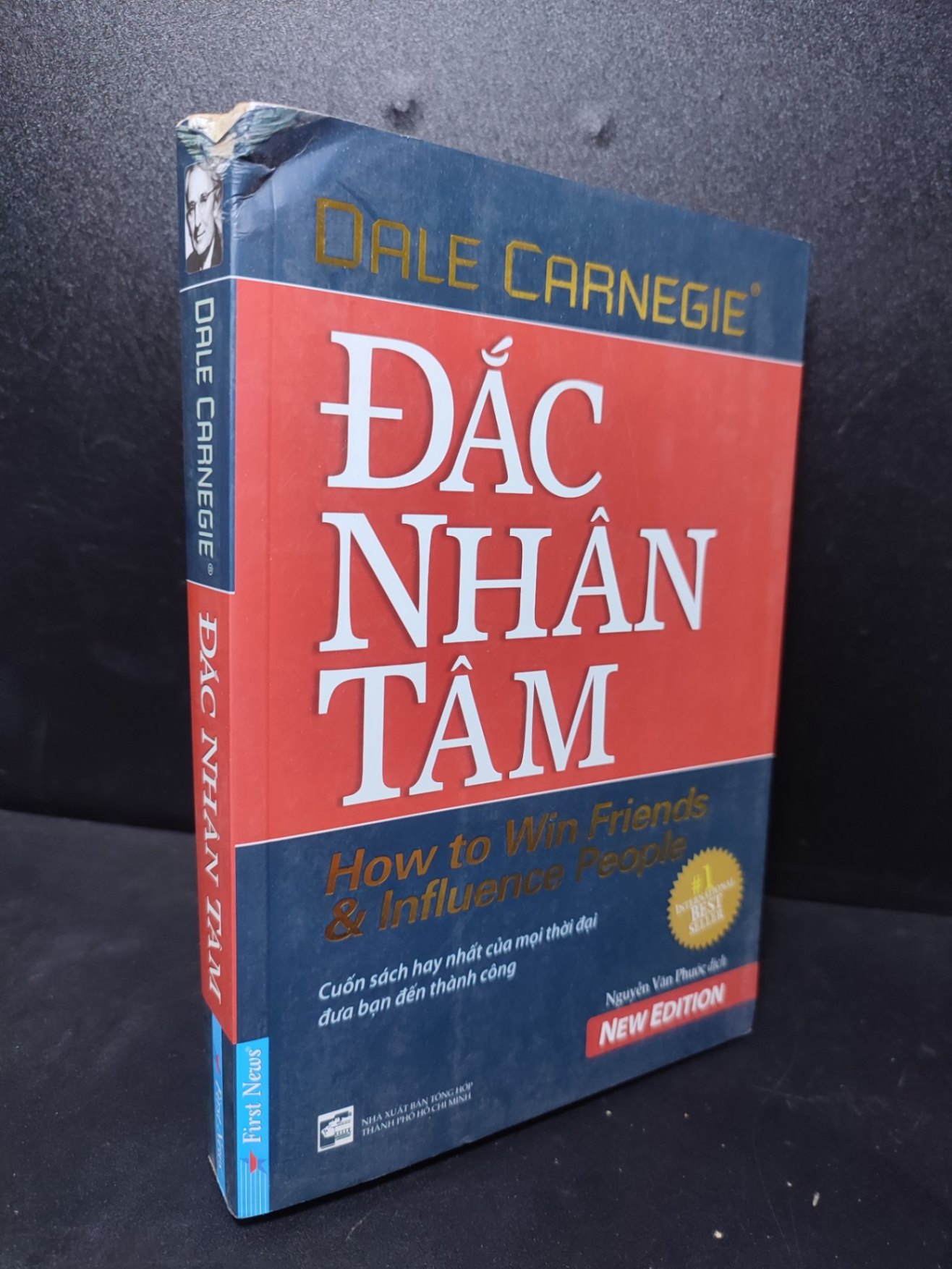 Đắc Nhân Tâm Dale Carnegie 2019 (khổ lớn) mới 80% ố, bẩn bìa, tróc gáy, nhăn gáy HCM2301 kỹ năng