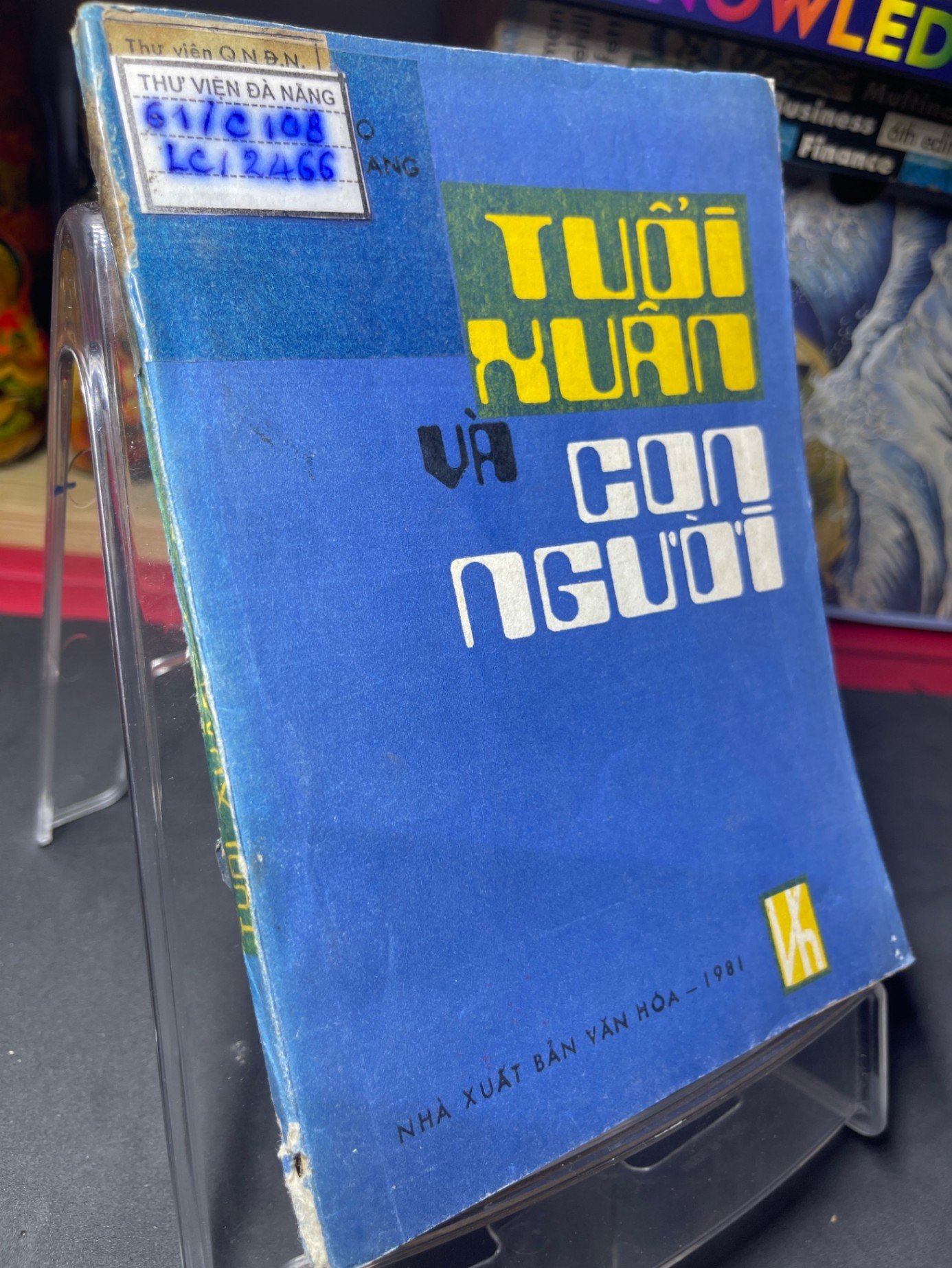 Tuổi xuân và con người 1981 mới 60% ố vàng rách góc gáy Cao Hải Thọ và Thu Hoài Giang HPB0906 SÁCH VĂN HỌC (NSX)