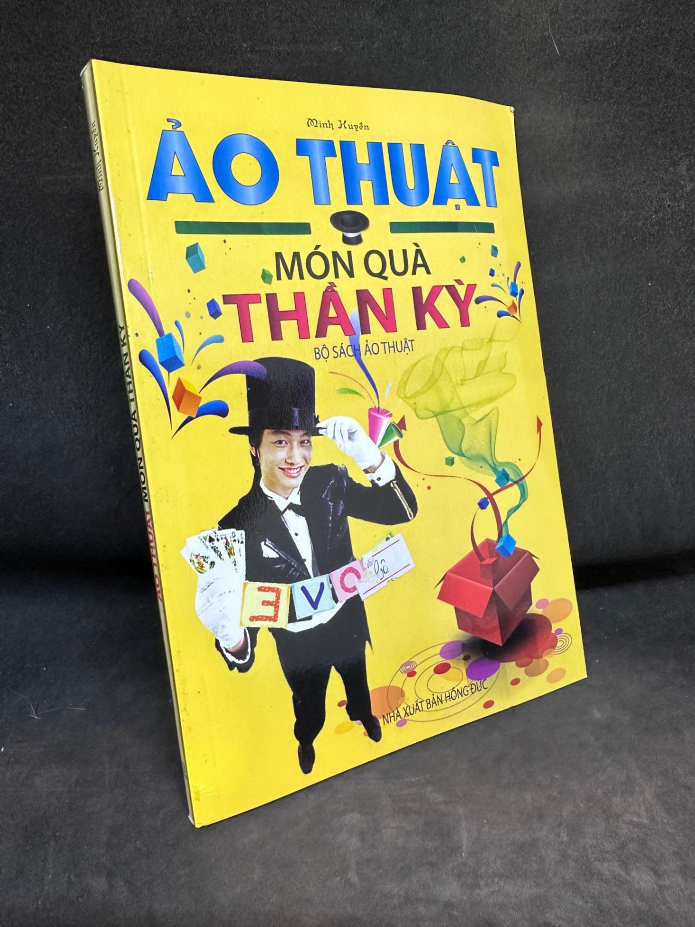Ảo Thuật Món Quà Thần Kỳ - Minh Huyền, Mới 90%, 2013 SBM0803