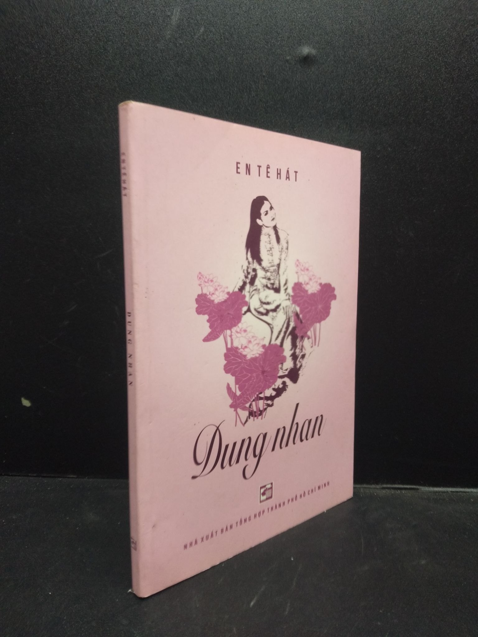Dung nhan năm 2013 mới 80% ố nhẹ có viết ở đầu sách HCM2602 văn học (NSX)