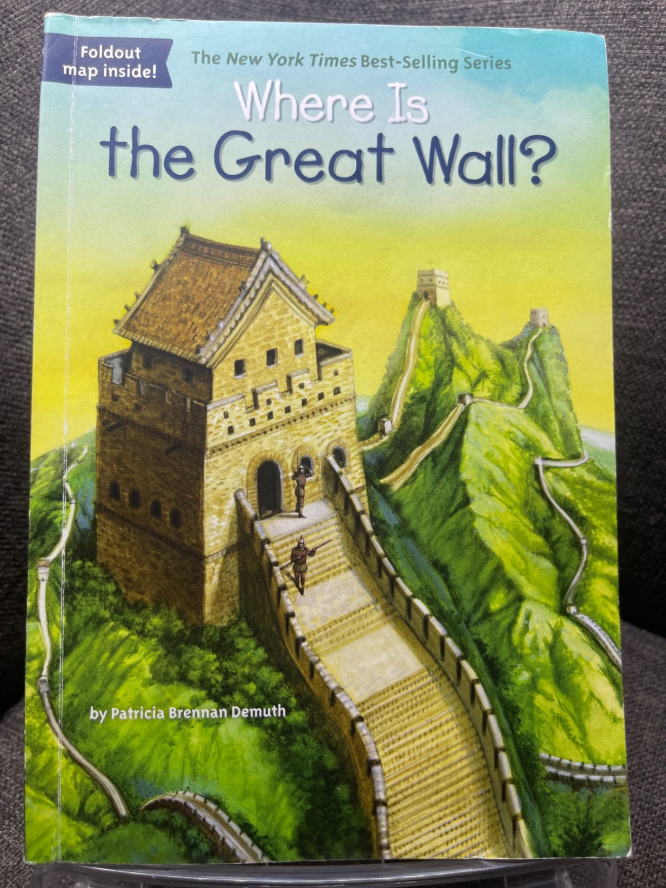Where is the great wall mới 85% nếp gấp bìa sau truyện tranh ngoại văn và thiếu nhi Brennam Demuth HPB1505 (NSX)
