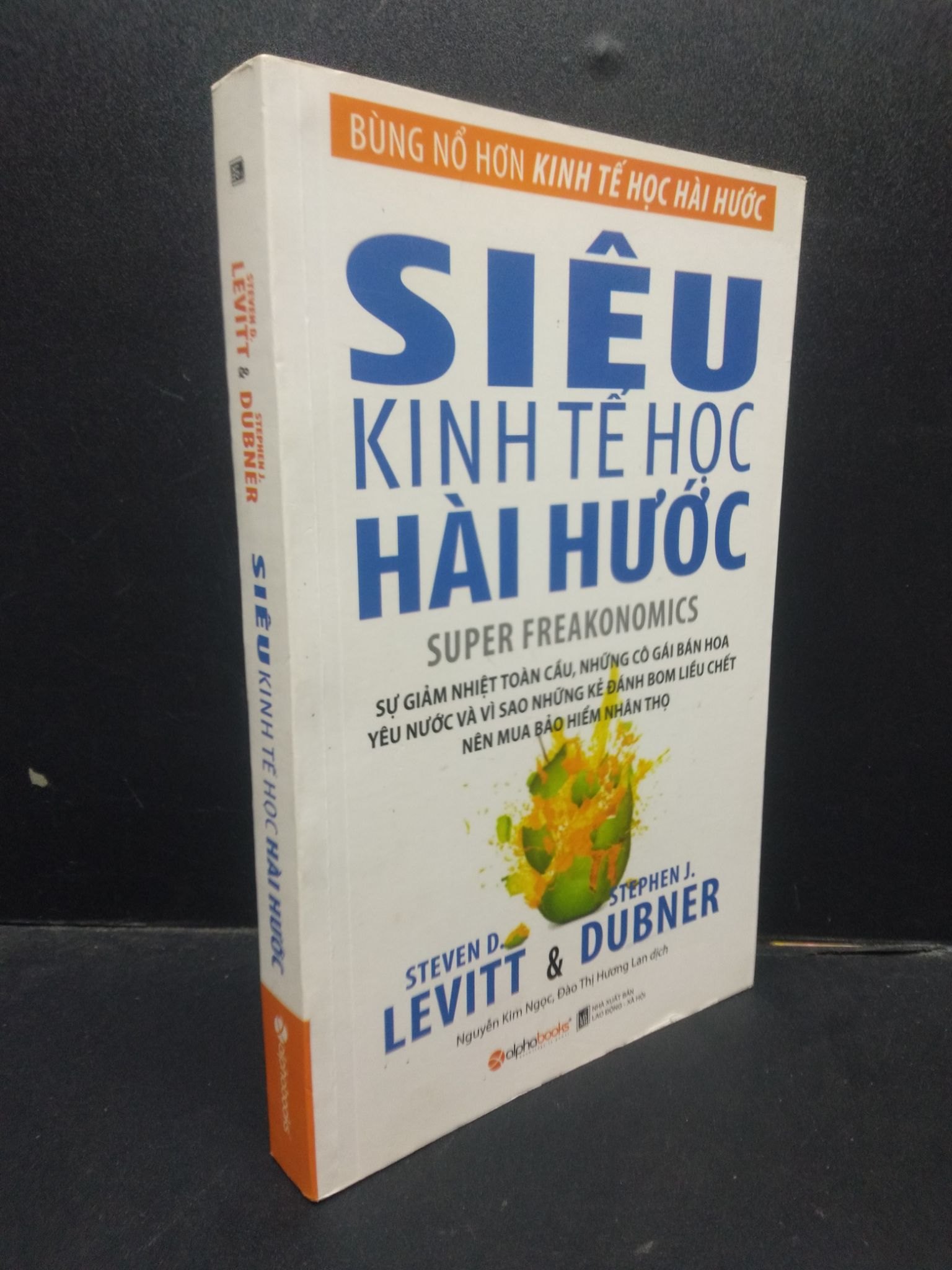 Siêu Kinh Tế Học Hài Hước Steven D. Levitt & Stephen J. Dubner mới 90% bẩn nhẹ HCM0605 kinh tế học (NSX)