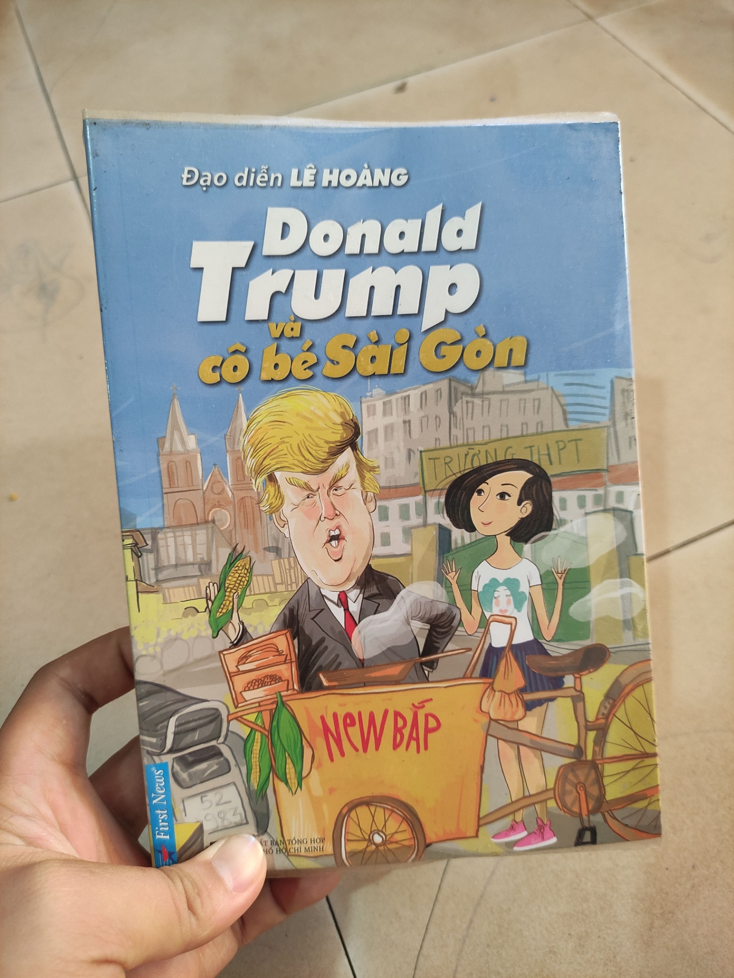 Donald Trump và cô bé Sài Gòn - Lê Hoàng mới 80% HCM01/03