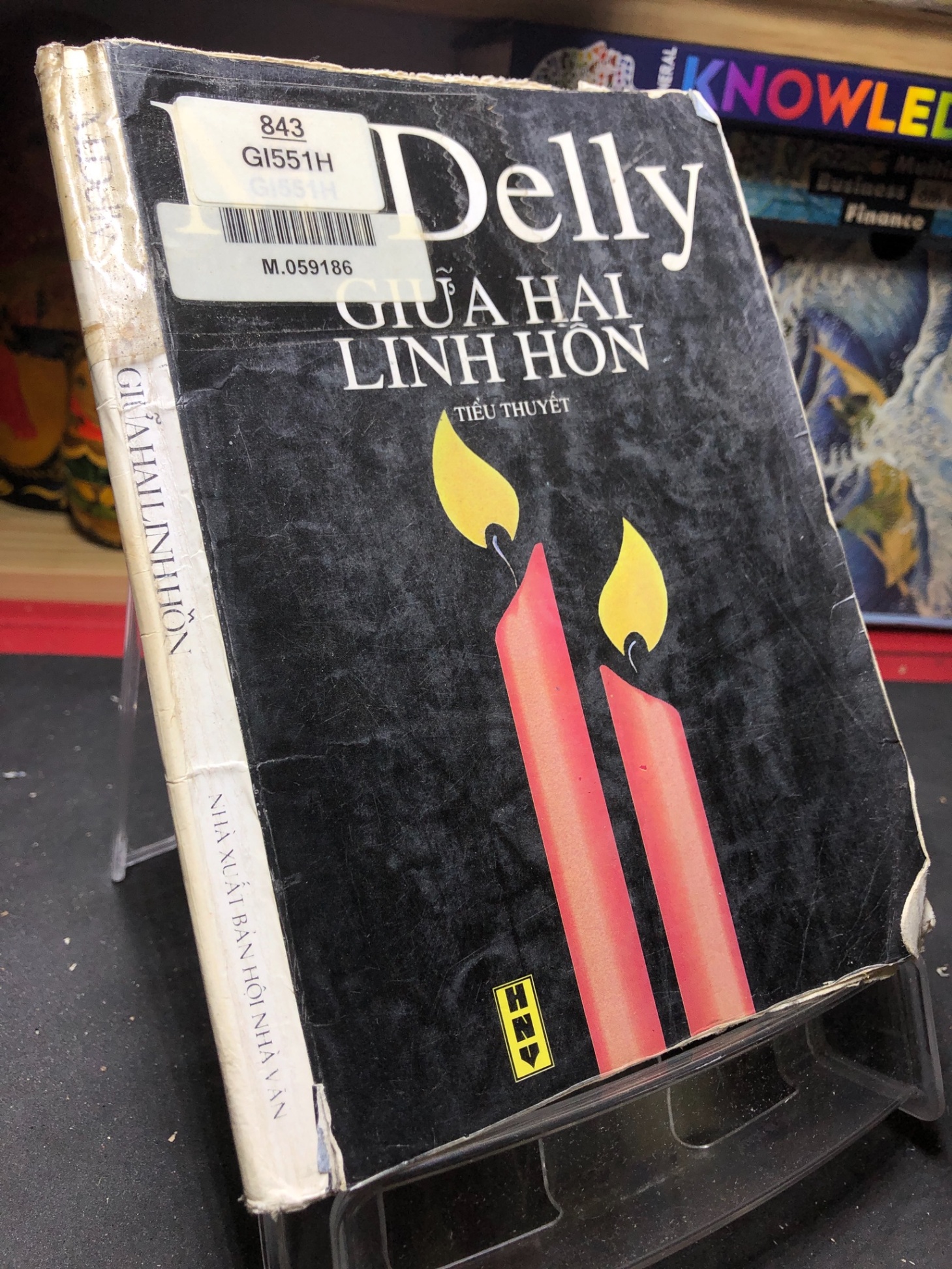Giữa Hai Linh Hôn mới 60% ố vàng, bẩn bìa 1999 M. Delly HPB0906 SÁCH VĂN HỌC (NSX)