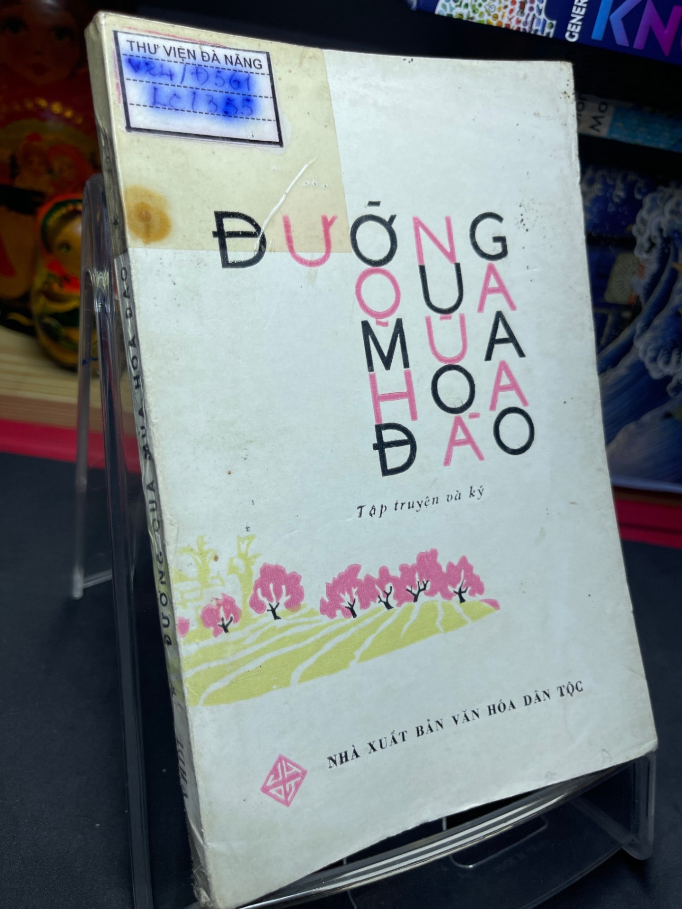 Đường qua mùa hoa đào 1978 mới 50% ố vàng nặng Nhiều tác giả HPB0906 SÁCH VĂN HỌC (NSX)