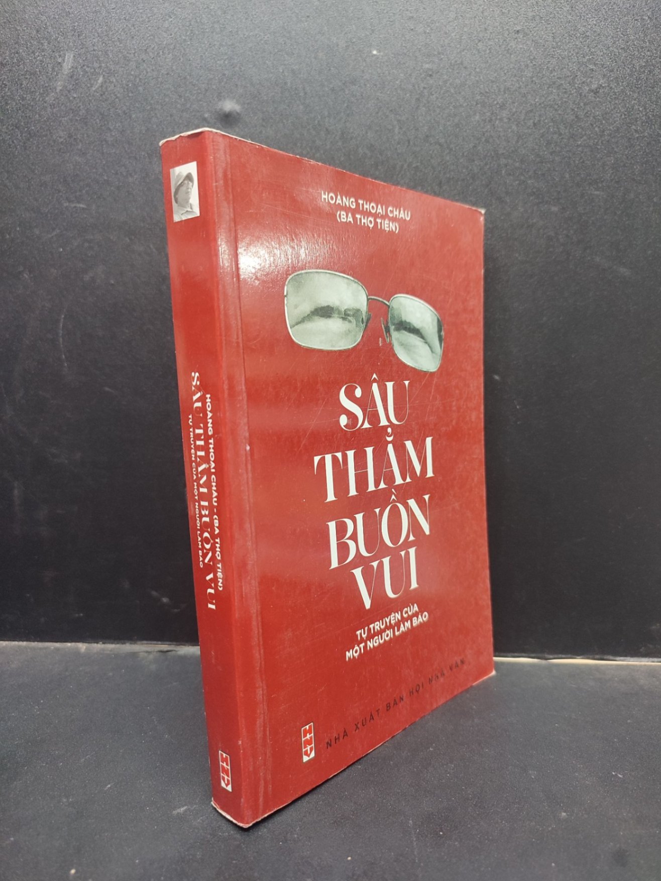 Sâu thẳm buồn vui - Tự truyện của một người làm báo - Hoàng Thoại Châu 2015 mới 80% ố bẩn có mộc HCM0305 văn học (NSX)