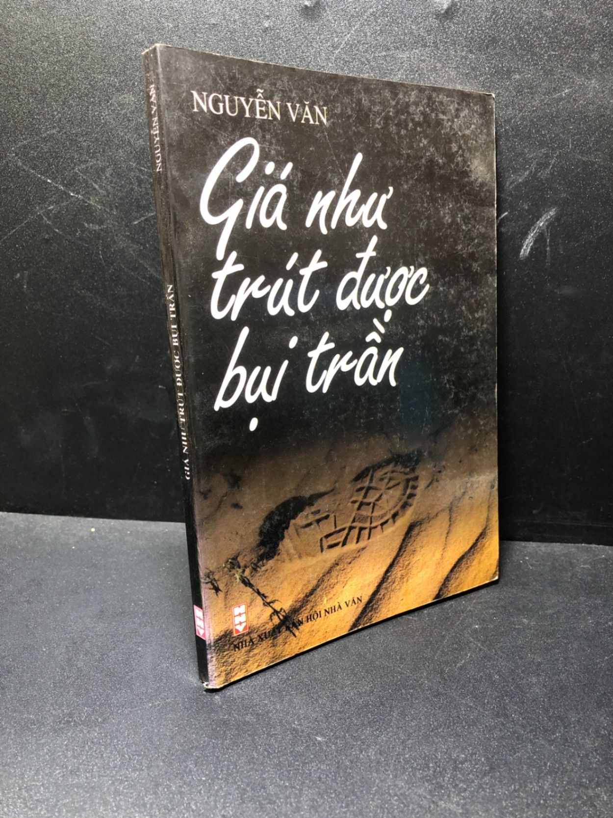 Giá như trút được bụi trần Nguyễn Văn năm 2005 mới 80% ố nhẹ HCM1611 (NSX)