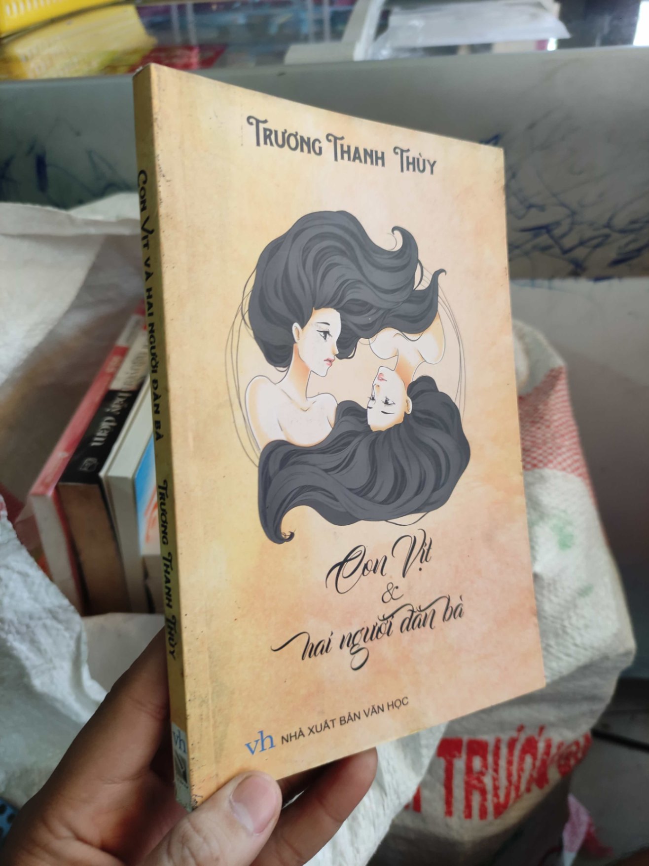 Con vịt và hai người đàn bà Trương Thanh ThùyHCM01/03 (NSX)