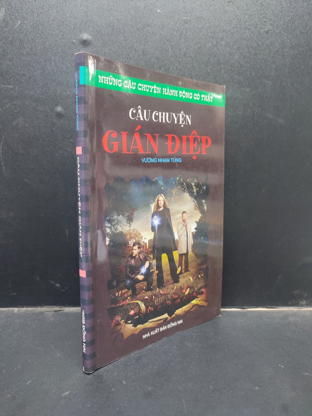Câu chuyện gián điệp - Vương Nham Tùng 2010 mới 70% ố vàng HCM0305 văn học (NSX)