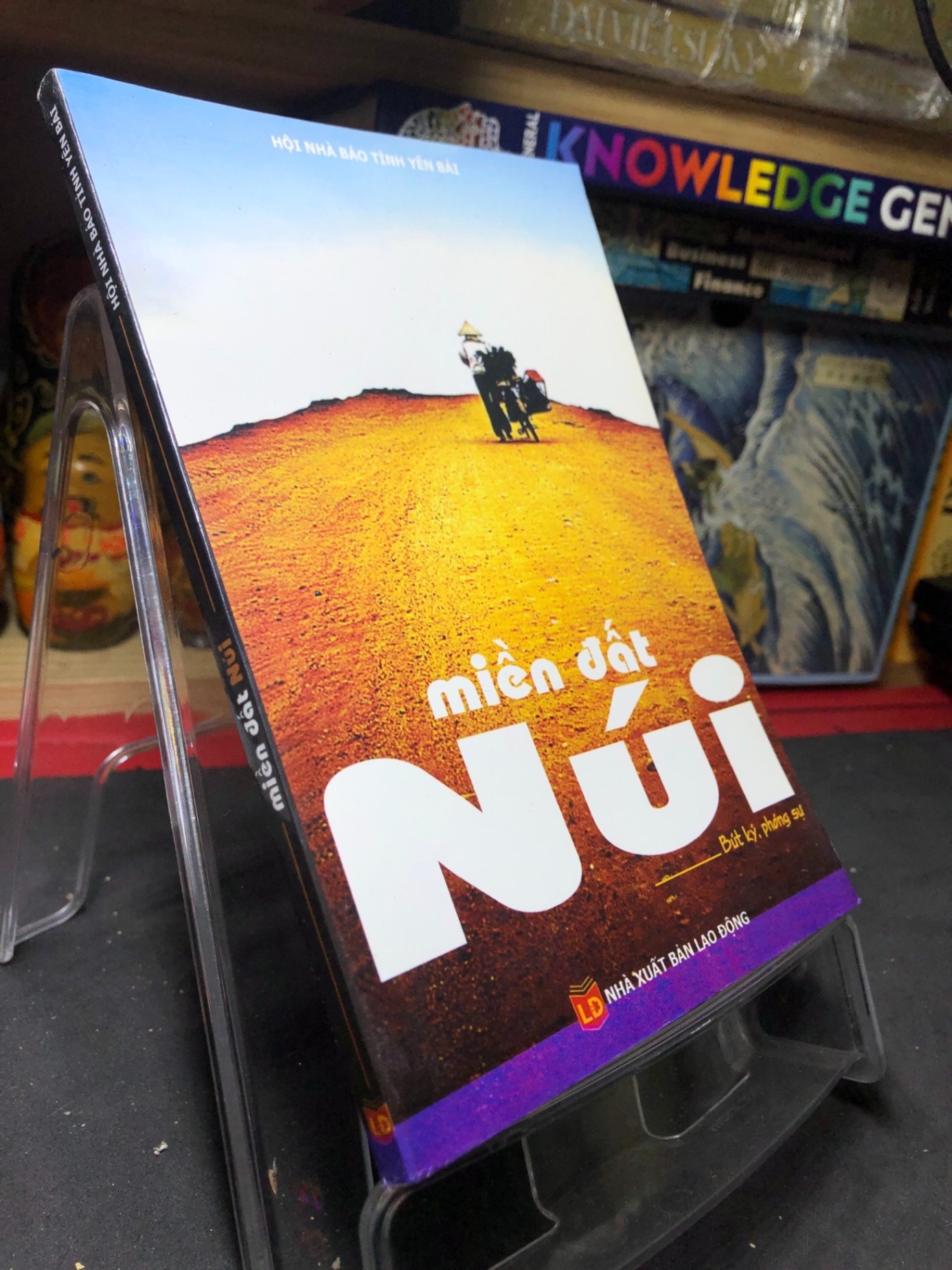 Miền đất núi 2007 mới 70% bút ký phóng sự ố bẩn nhẹ HPB0906 SÁCH VĂN HỌC (NSX)