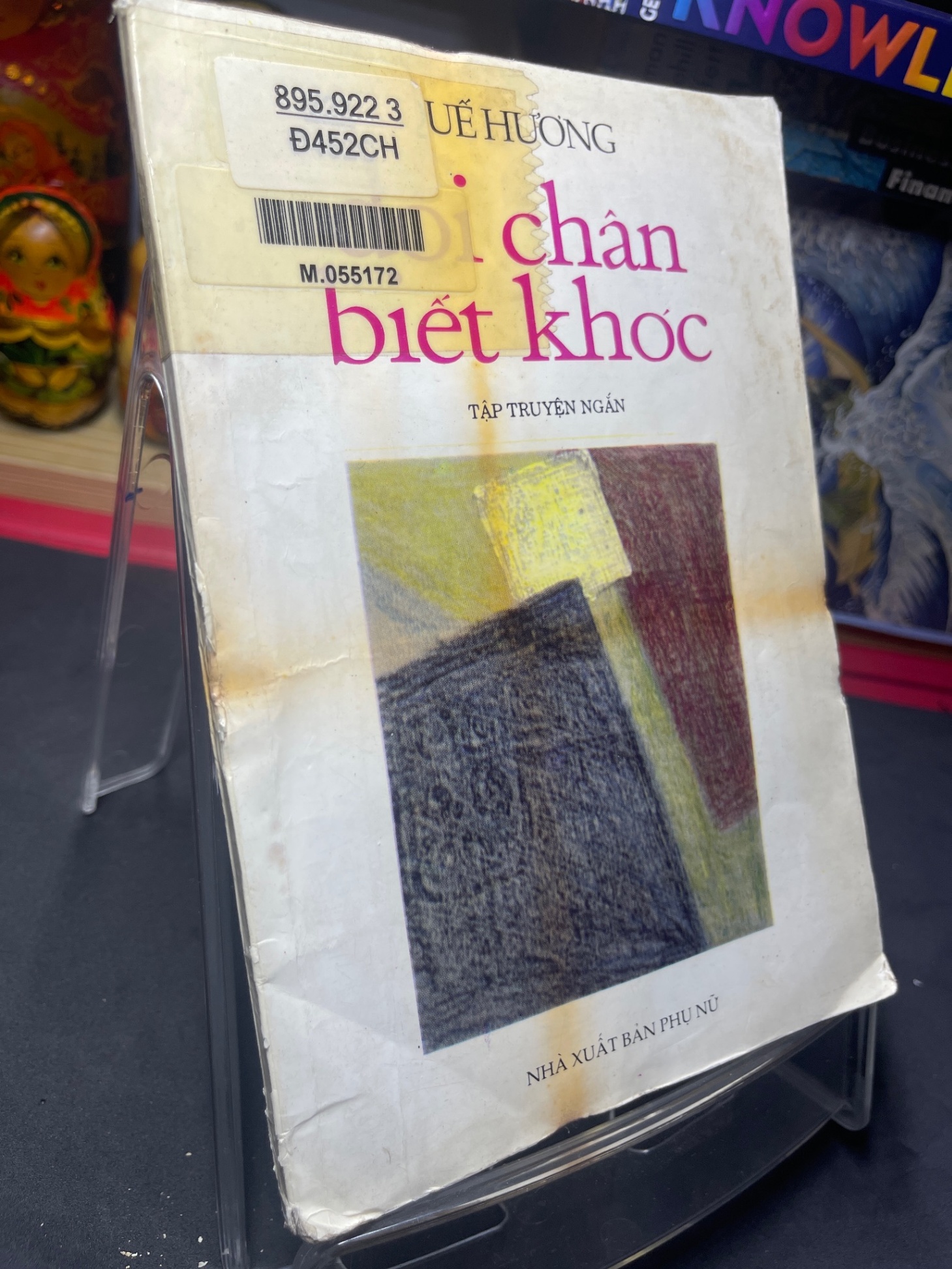 Đôi chân biết khóc 1994 mới 60% ố bẩn Quế Hương HPB0906 SÁCH VĂN HỌC (NSX)