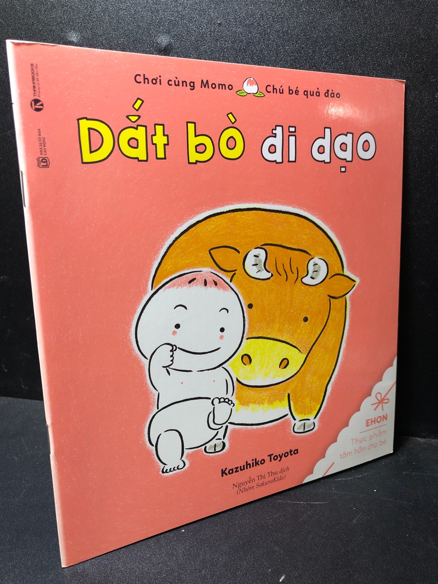 Ehon - Dắt bò đi dạo - Ehon 2019 Kazuhiko Toyota mới 90% SBMQ7-0612