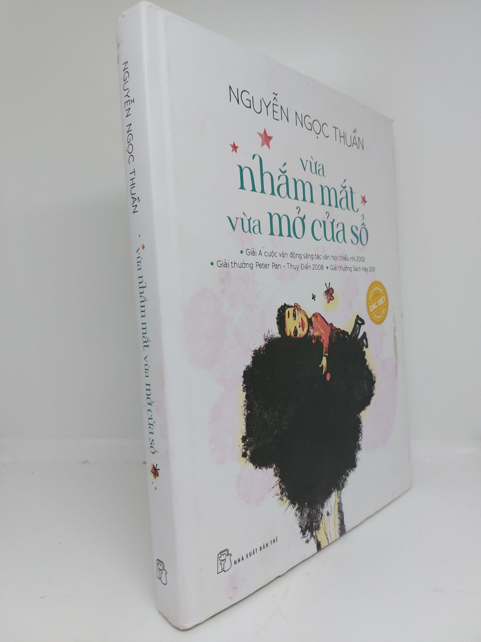 Vừa Nhắm Mắt Vừa Mở cửa sổ mới 90% bìa cứng có áo bìa 2021 HCM1509 (NSX)
