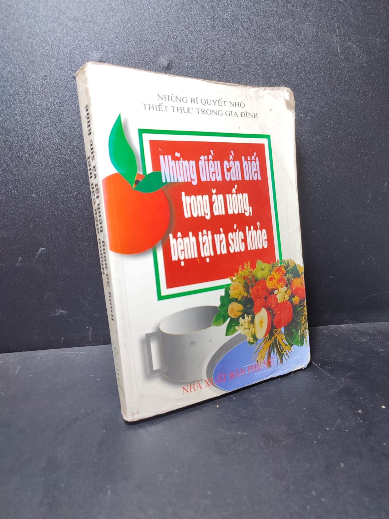 Những điều cần biết trong ăn uống bệnh tật và sức khỏe 1999 mới 80% ố nhăn bìa HCM2110 (NSX)