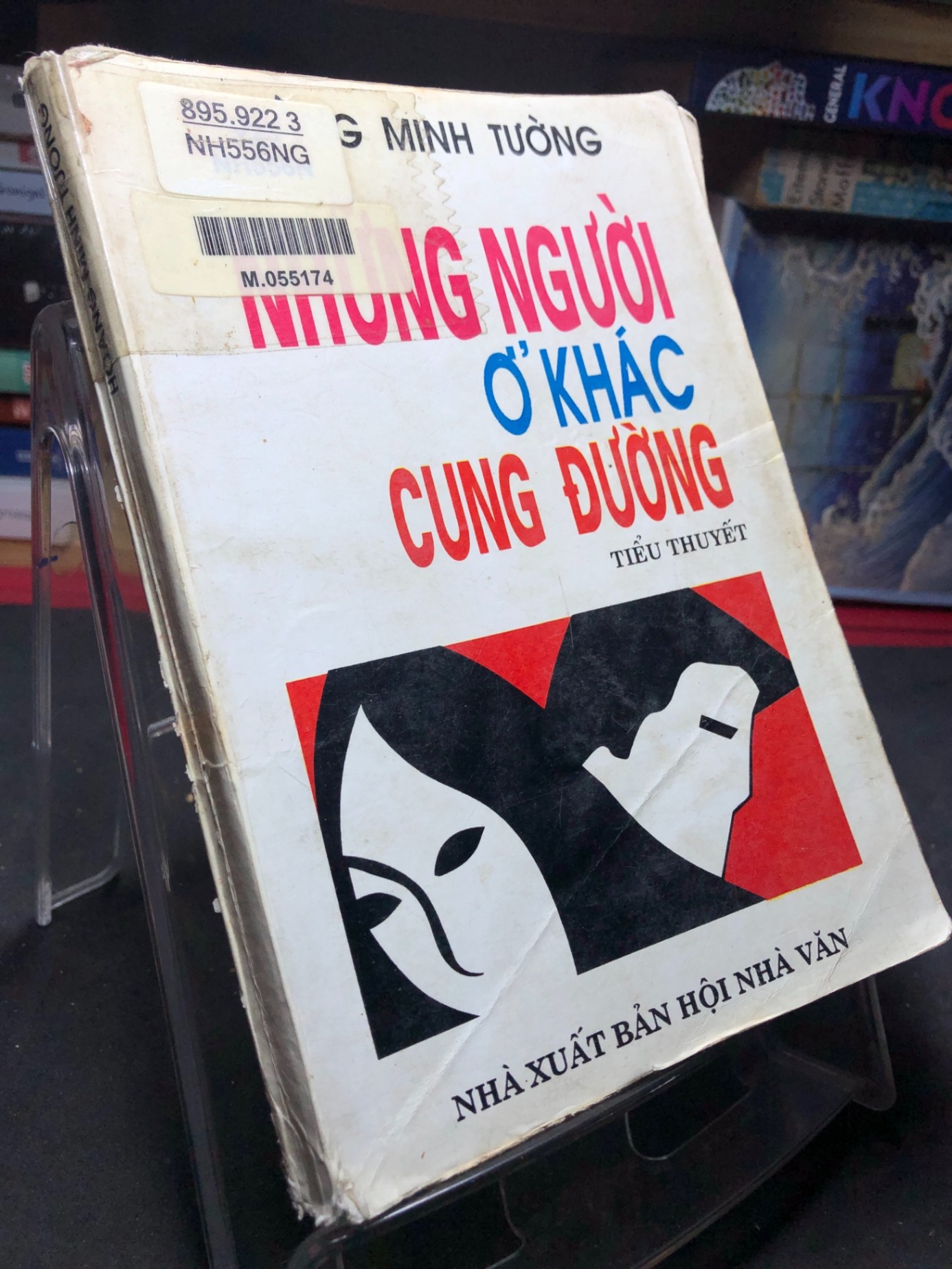 Những người ở khác cung đường mới 50% ố nặng bẩn ẩm cong gáy có dấu mộc và viết nhẹ trang đầu 1995 Hoàng Minh Tường HPB0906 SÁCH VĂN HỌC (NSX)