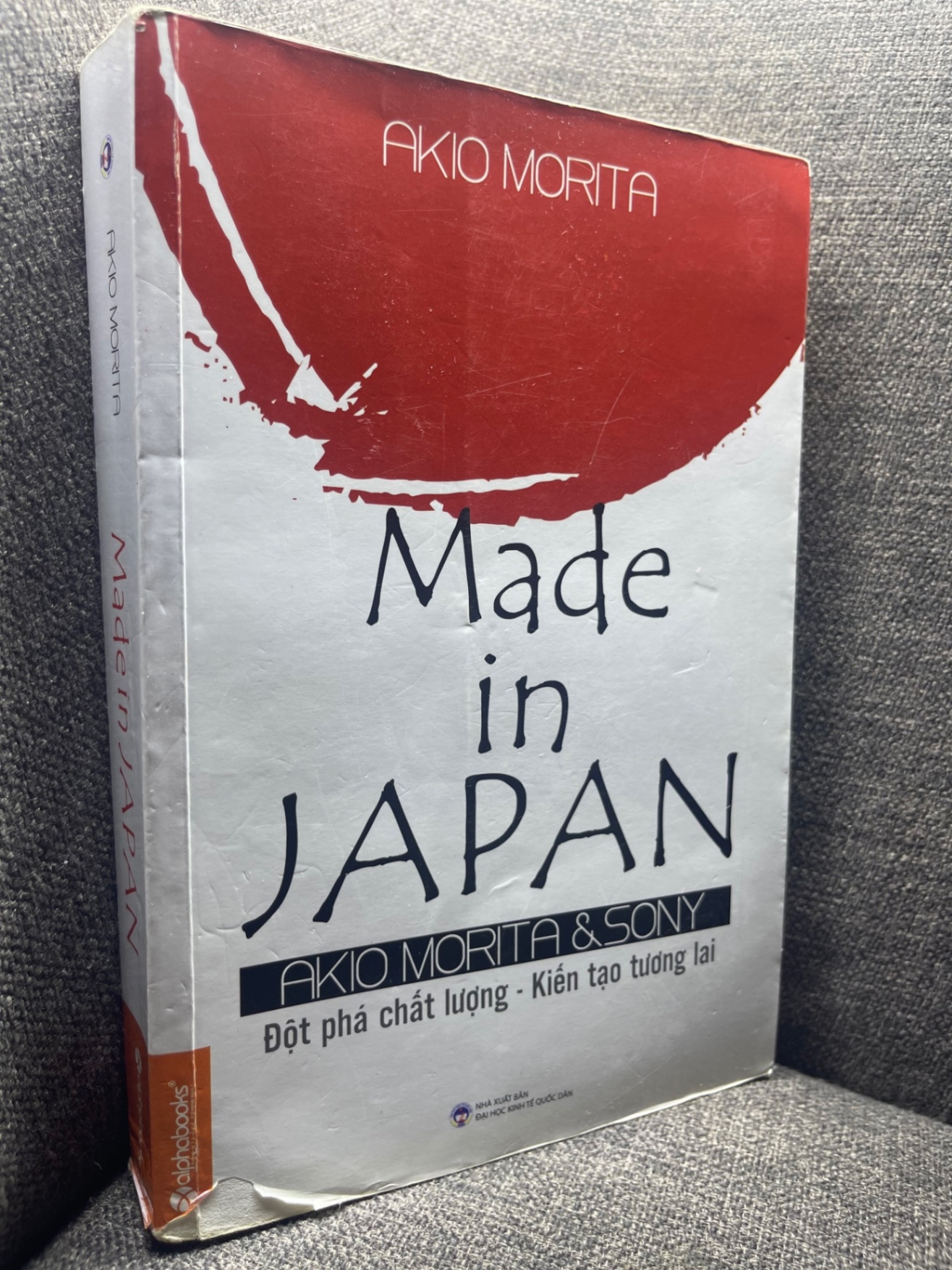Made in Japan Akio Morita 2015 mới 80% bẩn viền rách tí góc bìa HPB1704