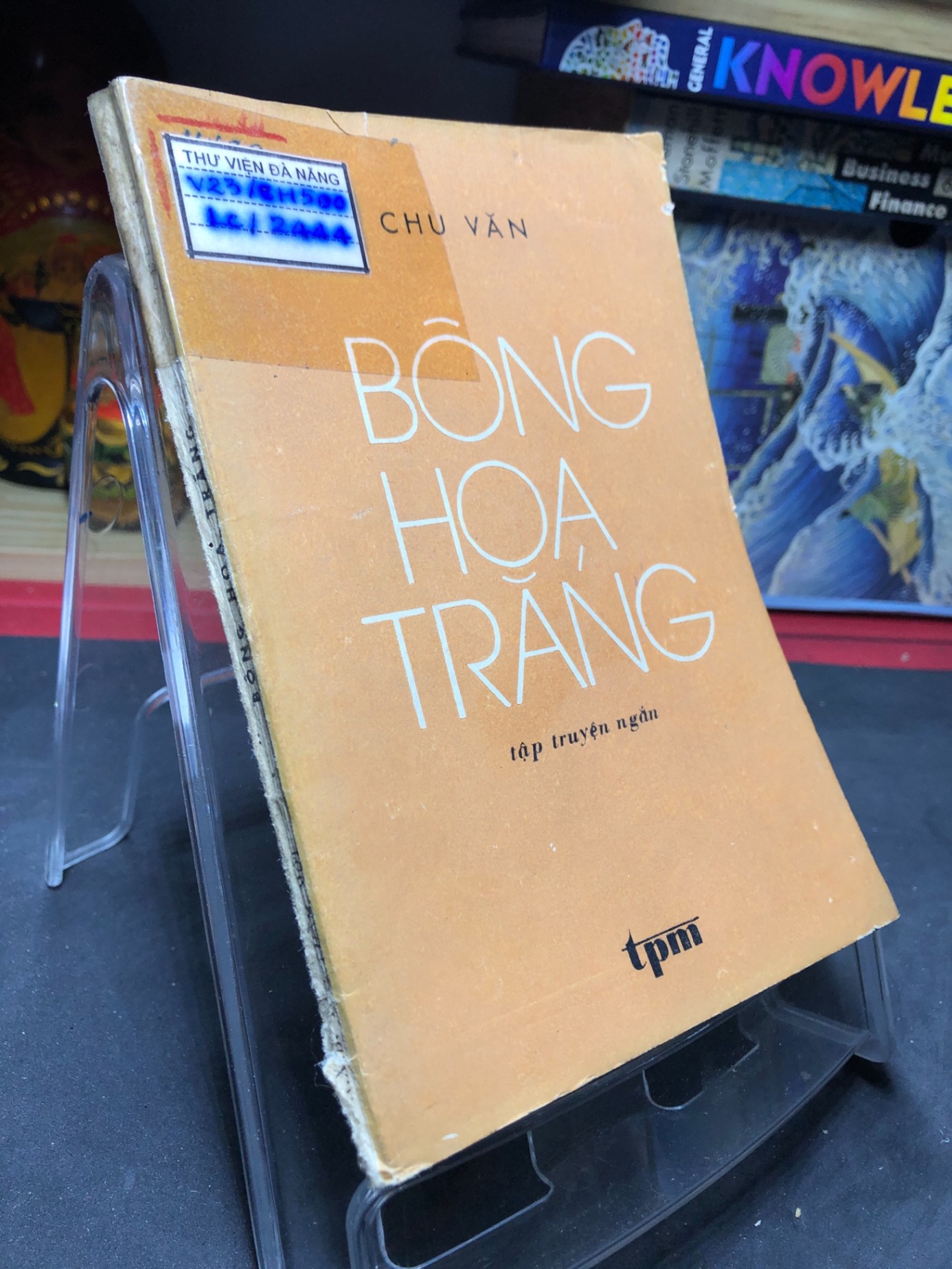 Bông hoa trắng 1978 mới 60% ố vàng Chu Văn HPB0906 SÁCH VĂN HỌC (NSX)