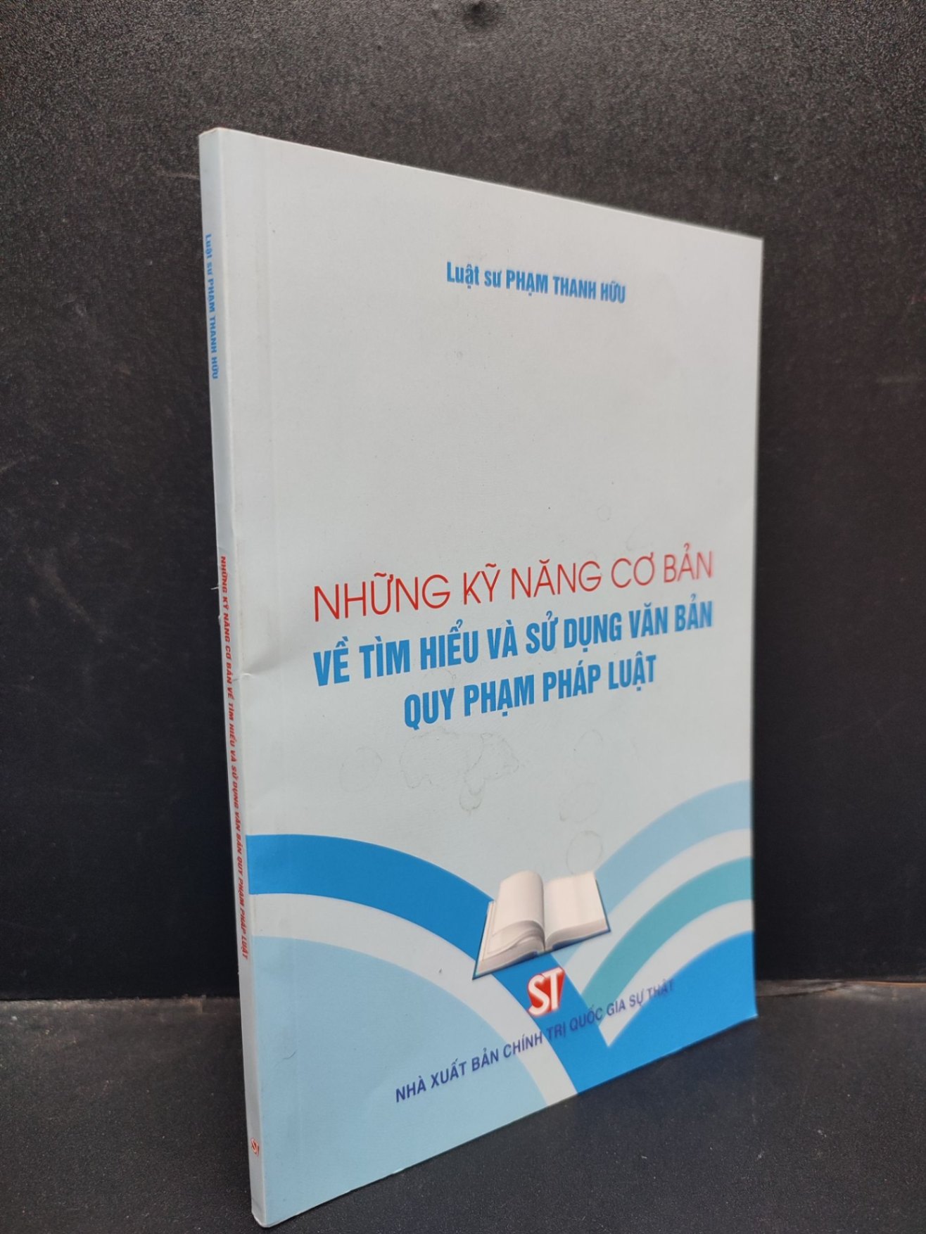 Những Kỹ Năng Cơ Bản Về Tìm Hiểu Và Sử Dụng Văn Bản Quy Phạm Pháp Luật Luật sư Phạm Thanh Hữu mới 90% bẩn nhẹ HCM1304 pháp luật (NSX)