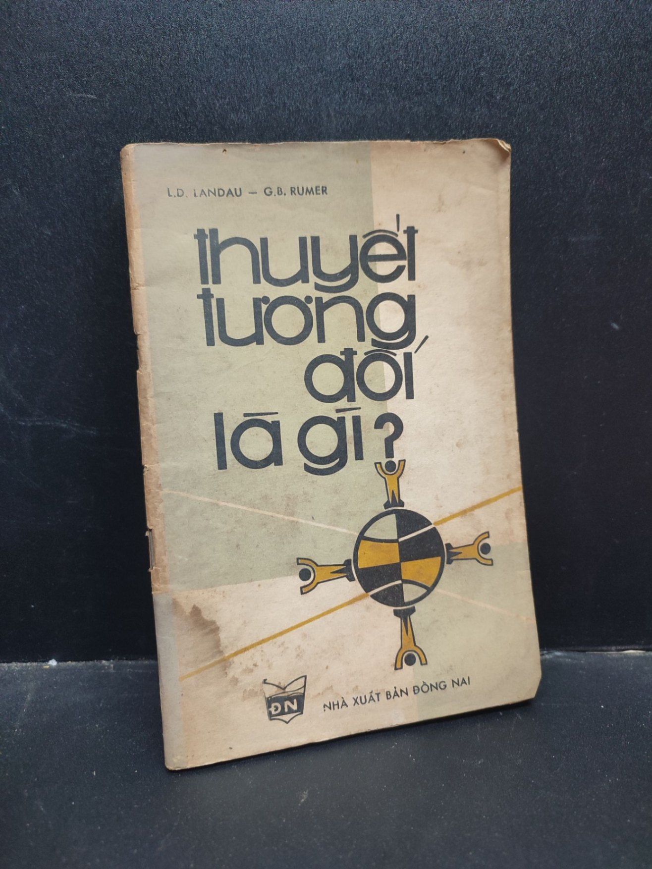Thuyết Tương Đối Là Gì L.D. Landau - G.B Rumer mới 60% (ố vàng, bị ướt) 1987 HCM1604 khoa học (NSX)