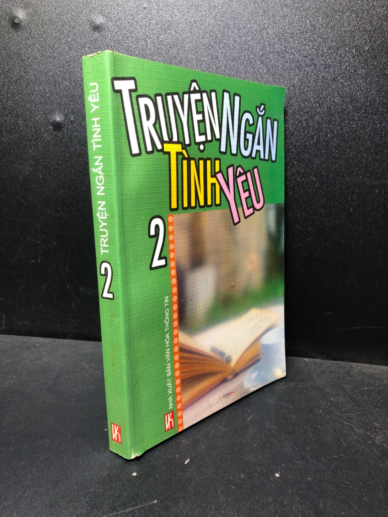 Truyện ngắn tình yêu 2 2005 mới 80% ố ( văn học , truyện ngắn ) HCM2812 (NSX)