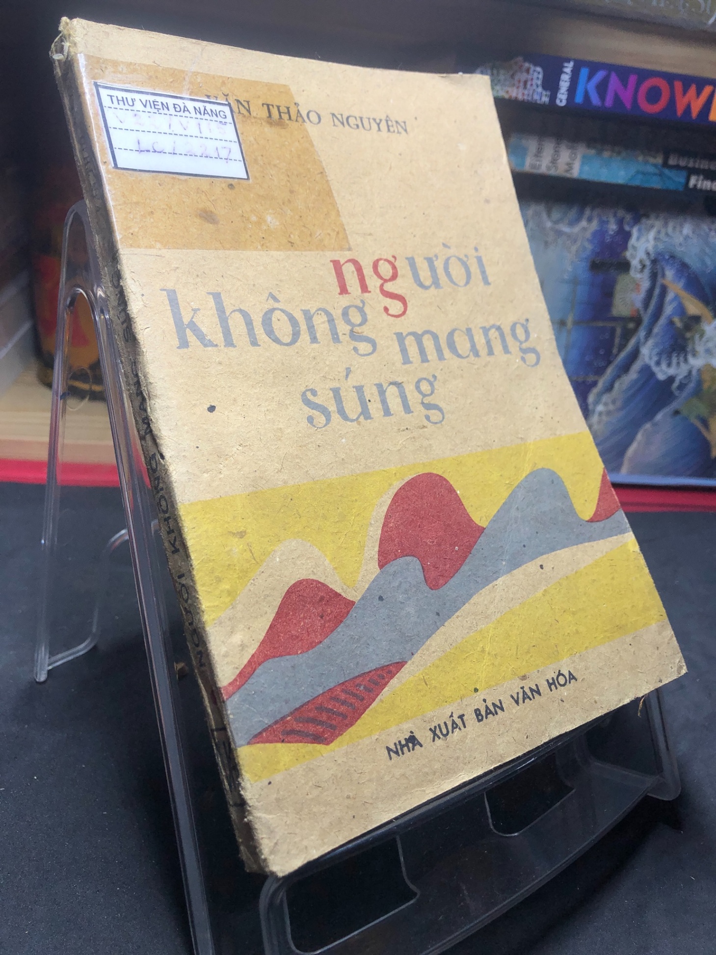 Người không mang súng 1987 mới 50% ố vàng nặng Văn Thảo Nguyên HPB0906 SÁCH VĂN HỌC (NSX)