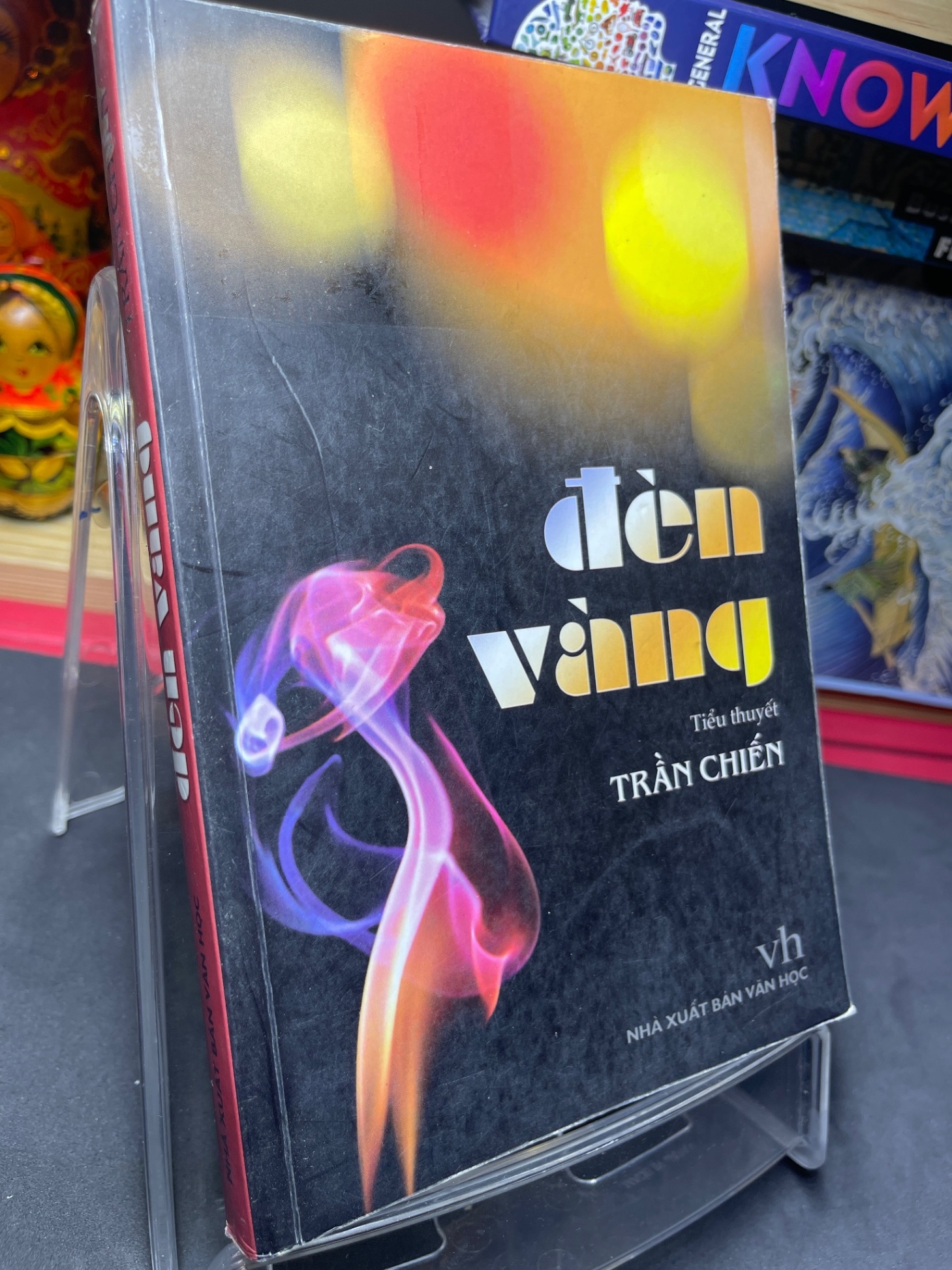 Đèn vàng 2005 mới 70% ố bẩn nhẹ Trần Chiến HPB0906 SÁCH VĂN HỌC (NSX)