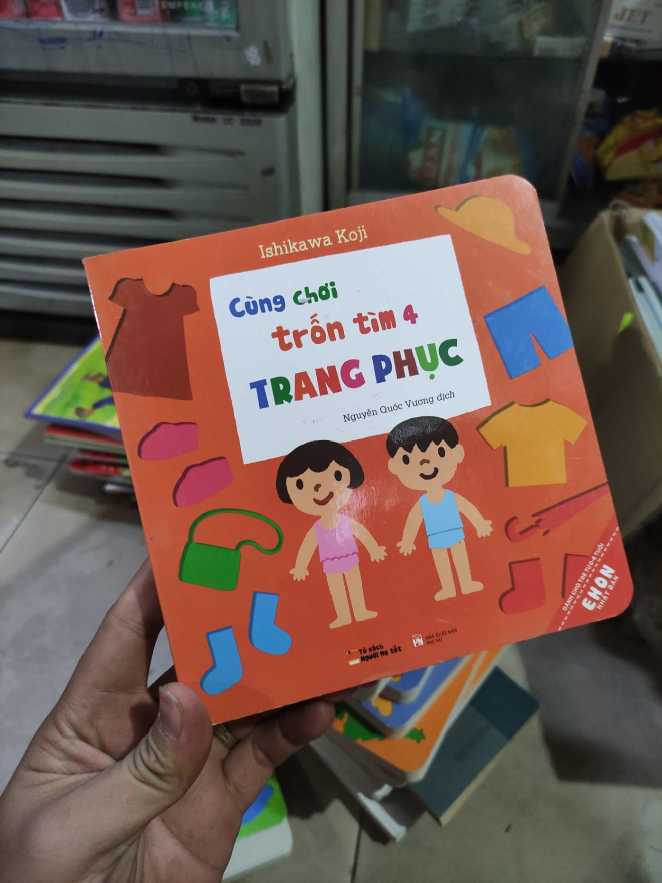 Cùng chơi trốn tìm trang phục