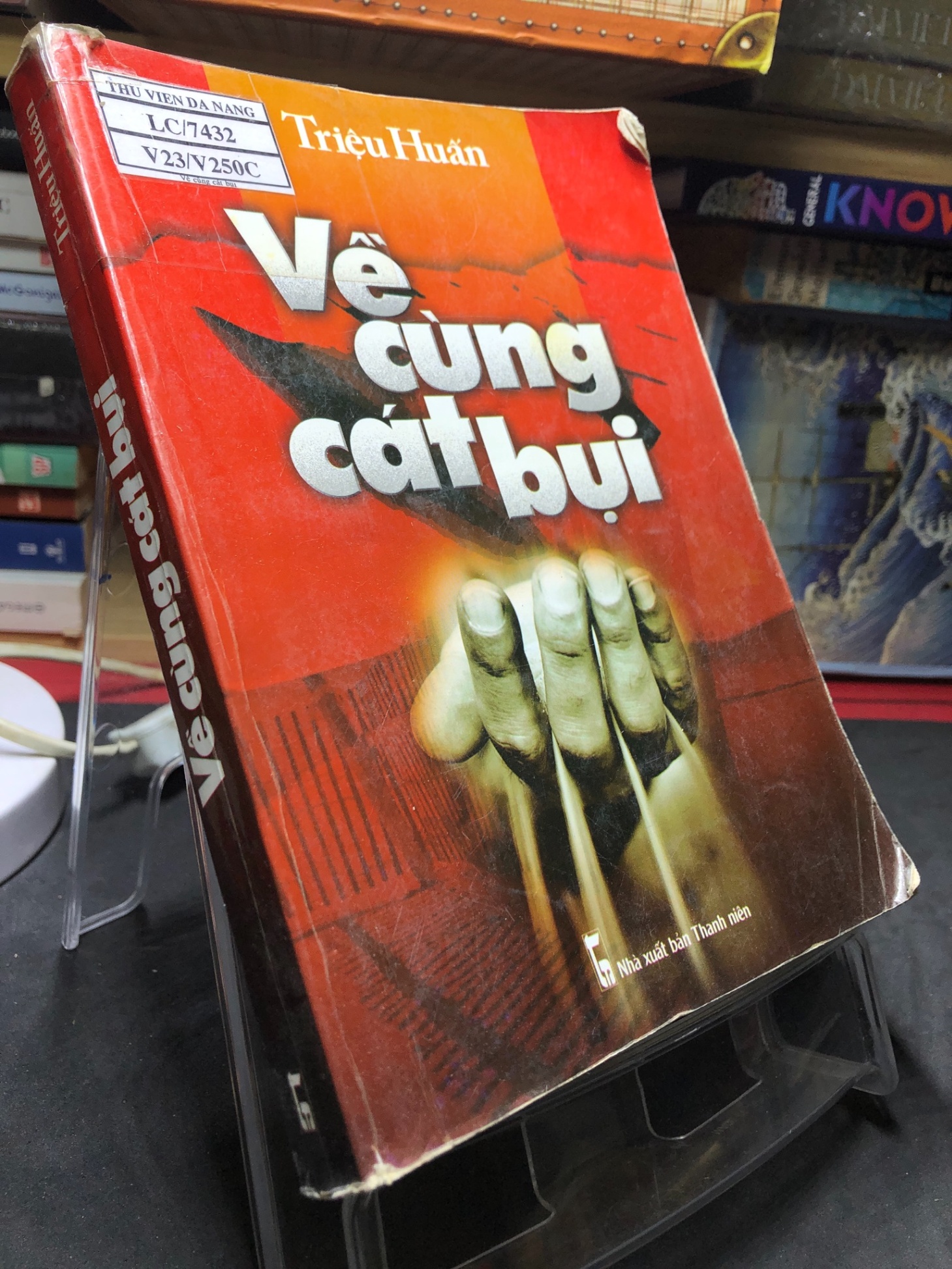 Về cùng cát bụi 2008 mới 70% ố bẩn nhẹ Triệu Huấn HPB0906 SÁCH VĂN HỌC (NSX)