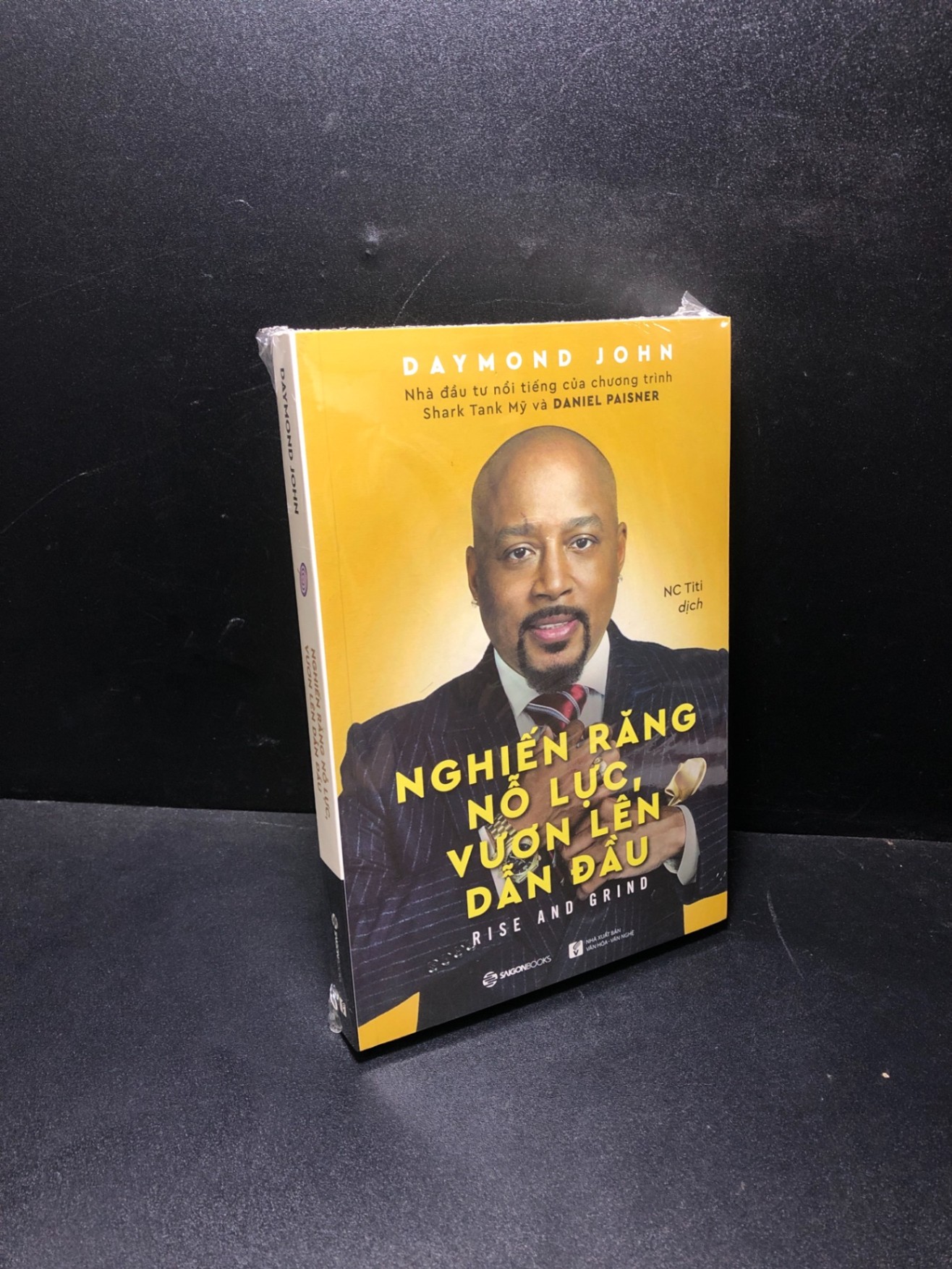 Nghiến răng nỗ lực vươn lên dẫn đầu Daymond John mới 100% HCM1011 (NSX)