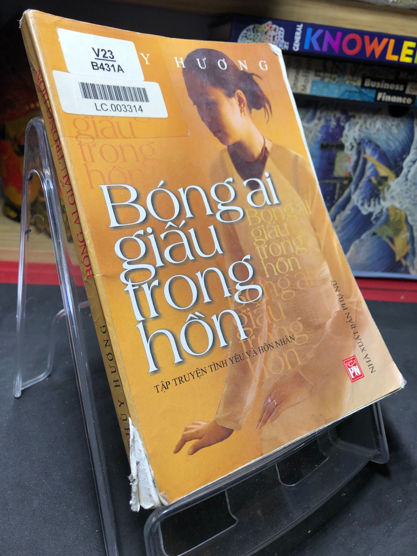 Bóng ai giấu trong hồn 2004 mới 65% bẩn nhẹ rách góc gáy dưới Thùy Hương HPB0906 SÁCH VĂN HỌC (NSX)
