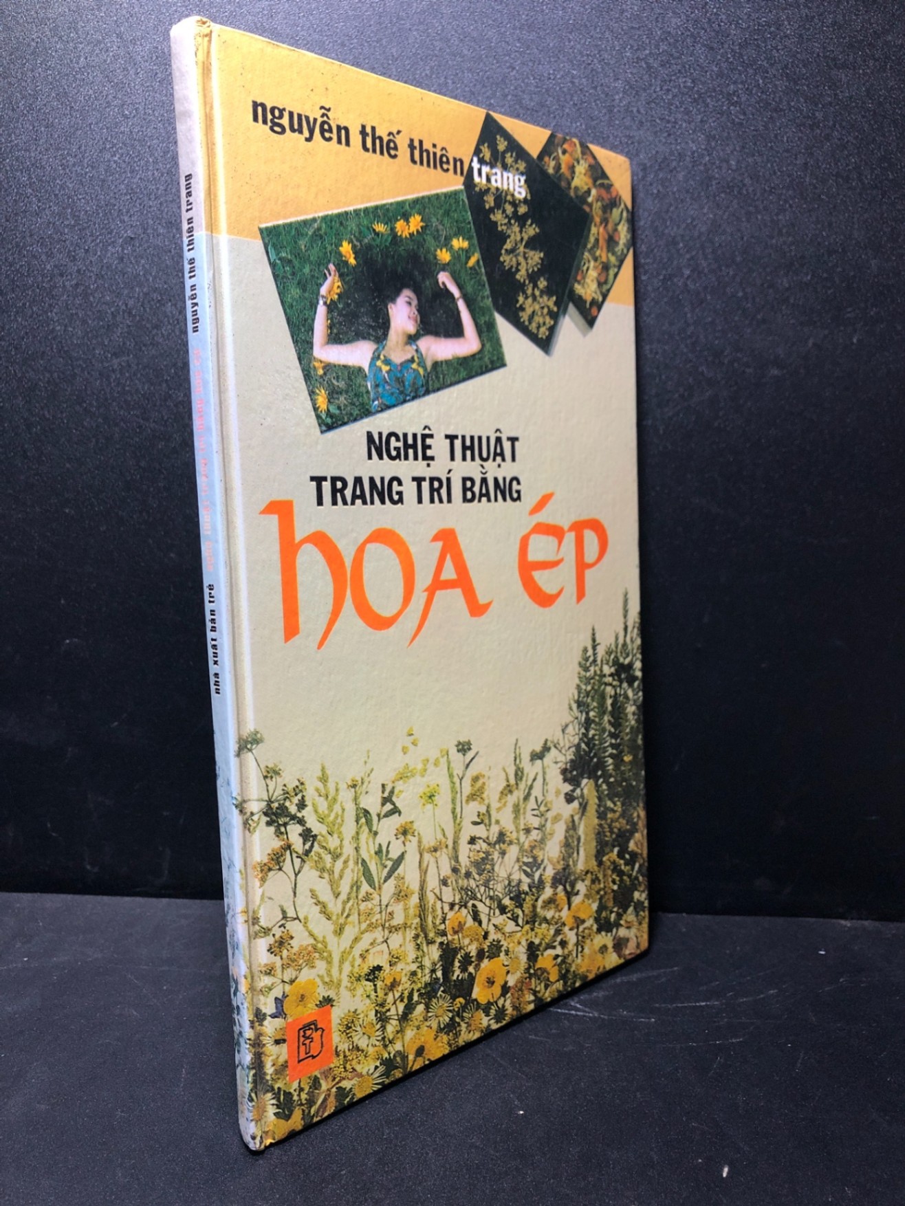 Nghệ thuật trang trí bằng hoa ép (bìa cứng) năm 1999 mới 80% ố HCM.TDTD1212 (NSX)
