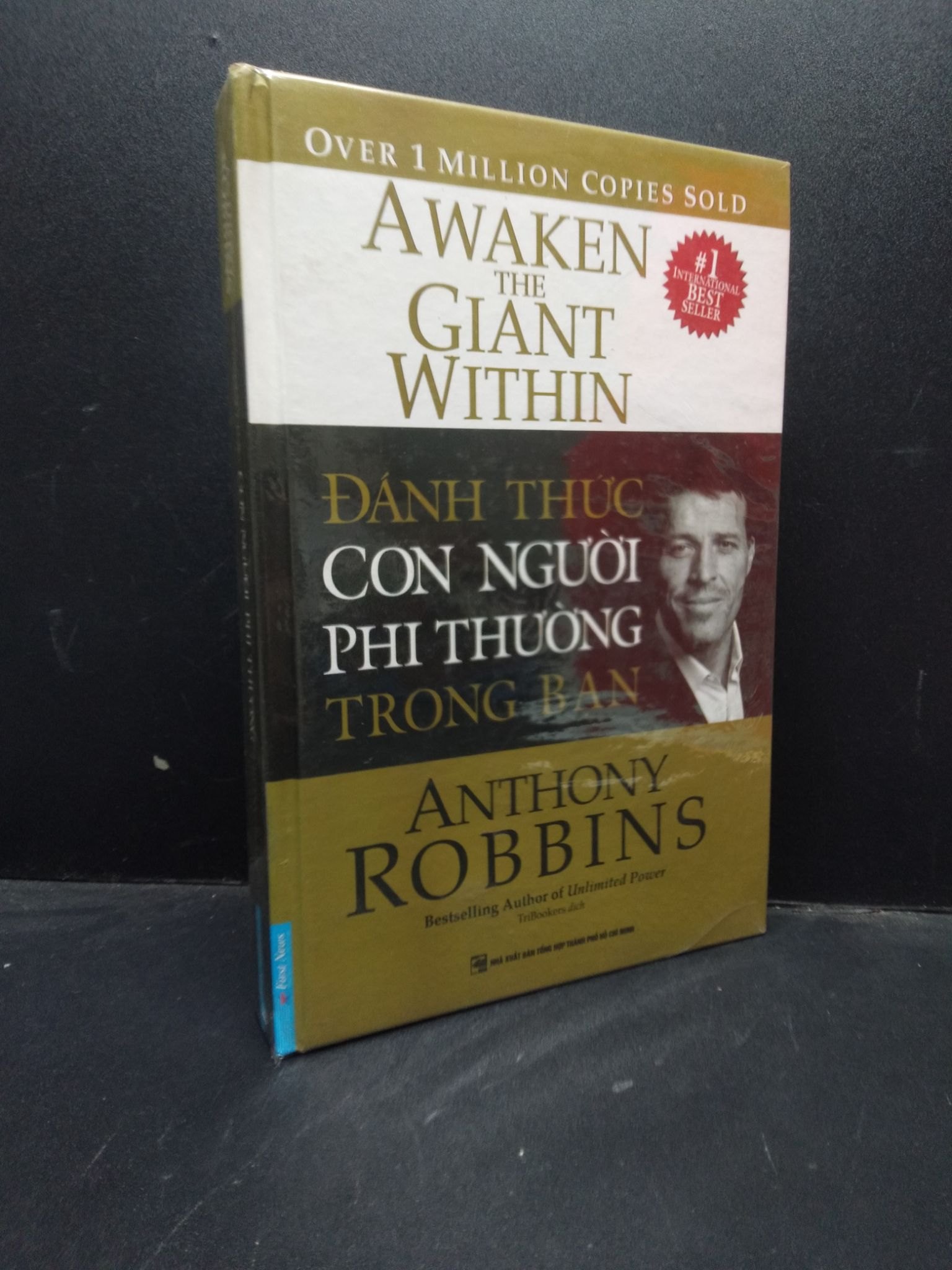 Đánh thức con người phi thường trong bạn Anthony Robbins (có seal, bìa cứng) mới 80% ố HCM2503 kỹ năng (NSX)