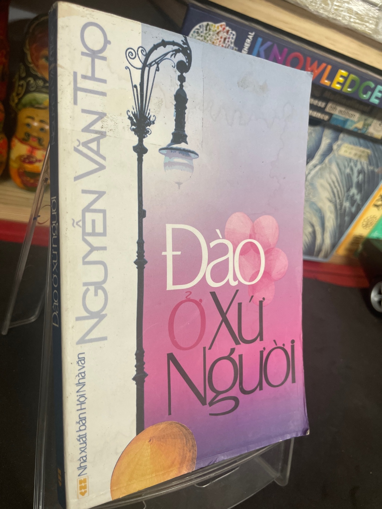 Đào ở xứ người mới 70% ố ẩm có dấu mộc và viết nhẹ trang đầu 2006 Nguyễn Văn Thọ HPB0906 SÁCH VĂN HỌC (NSX)