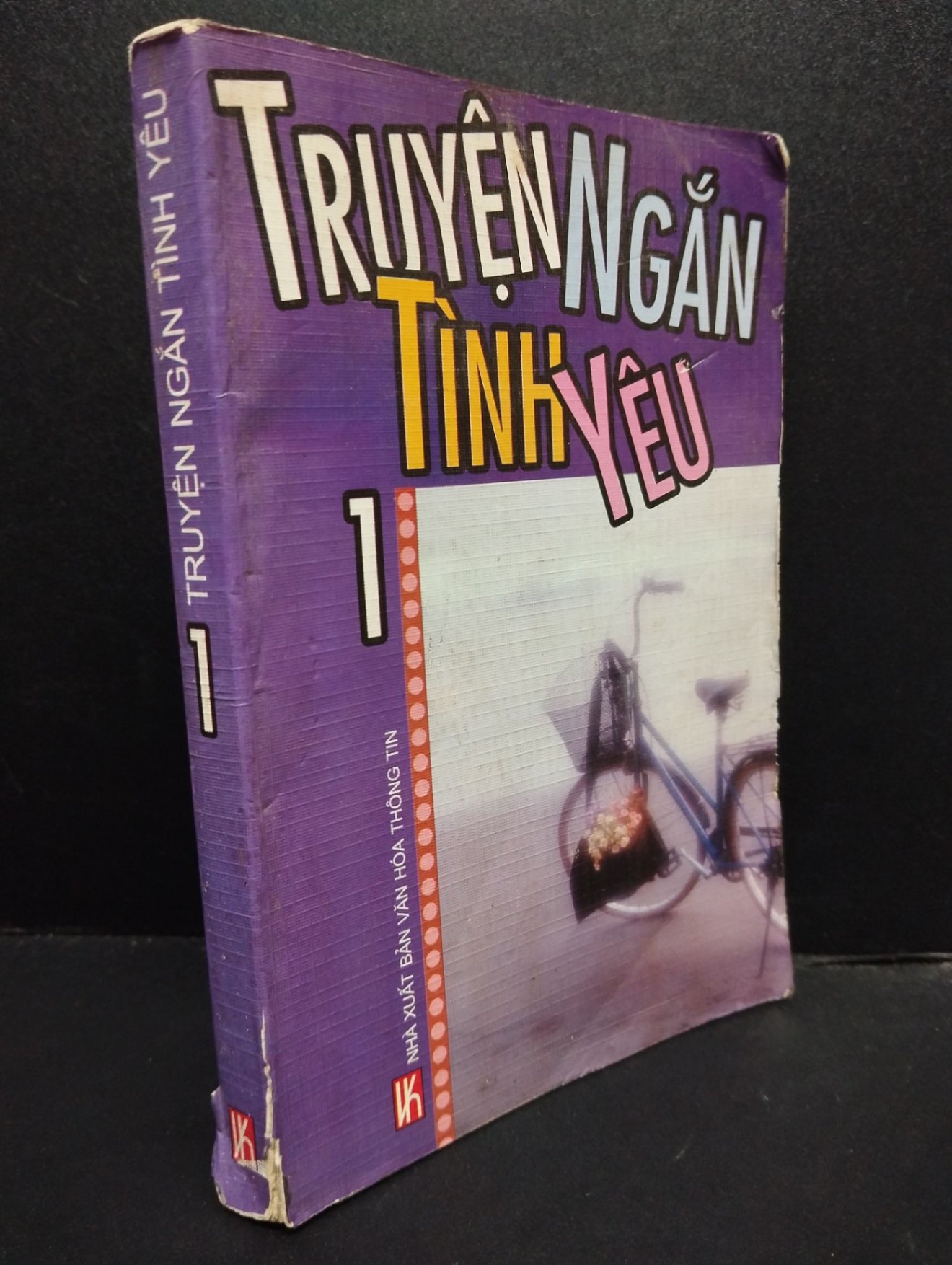 Truyện Ngắn Tình Yêu Tập 1 mới 60% ố vàng, rách bìa nhẹ, bị ghi trong sách 2005 HCM2405 Ngọc Bích, Thùy Chi tuyển chọn SÁCH VĂN HỌC (NSX)