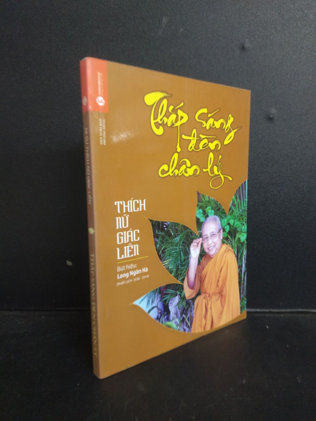 Thắp sáng đèn chân lý Thích Nữ Giác Liên 2015 Mới 80% bẩn nhẹ SBMQ7-0309