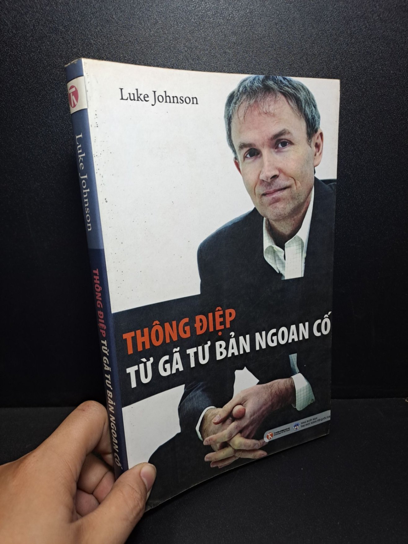 Thông điệp từ gã tư bản ngoan cố Luke Johnson mới 80% ố, chóc bìa HCM0809 (NSX)