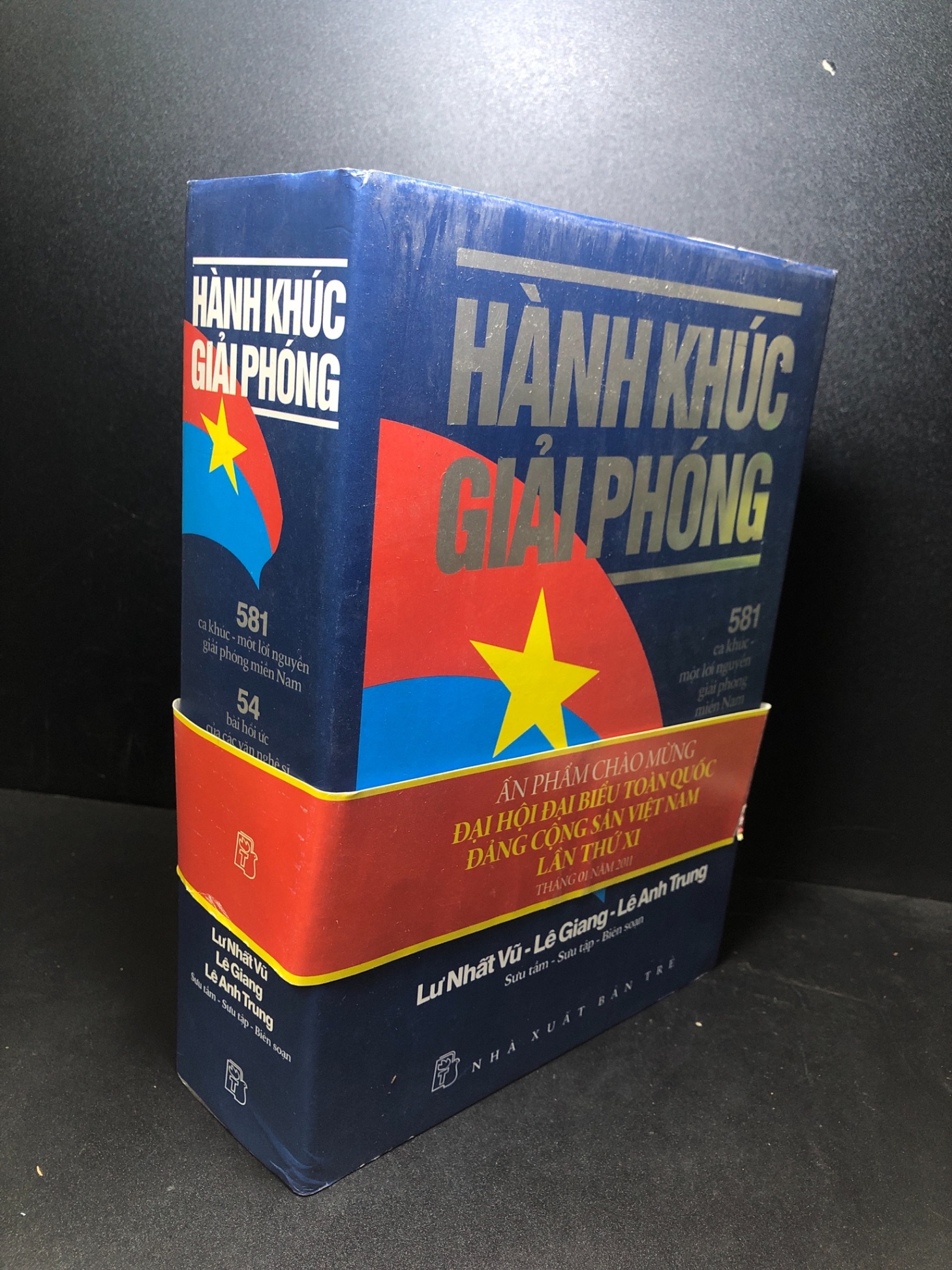 Hành khúc giải phóng (bìa cứng) năm 2011 mới 80% bẩn HCM2811 (NSX)