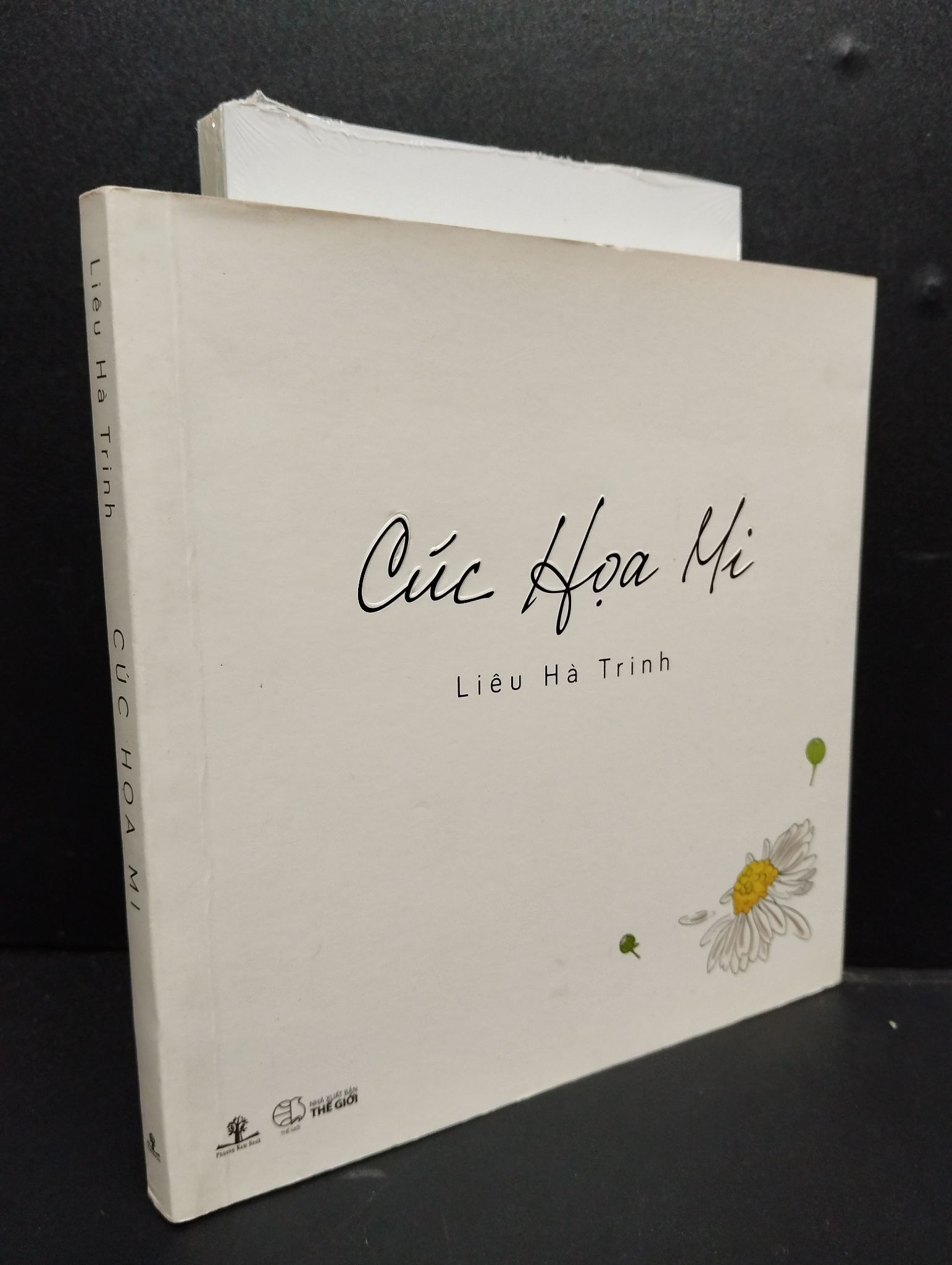 Cúc Họa Mi khổ vuông mới 80% bẩn bìa 2018 HCM2405 Liêu Hà Trinh SÁCH VĂN HỌC (NSX)