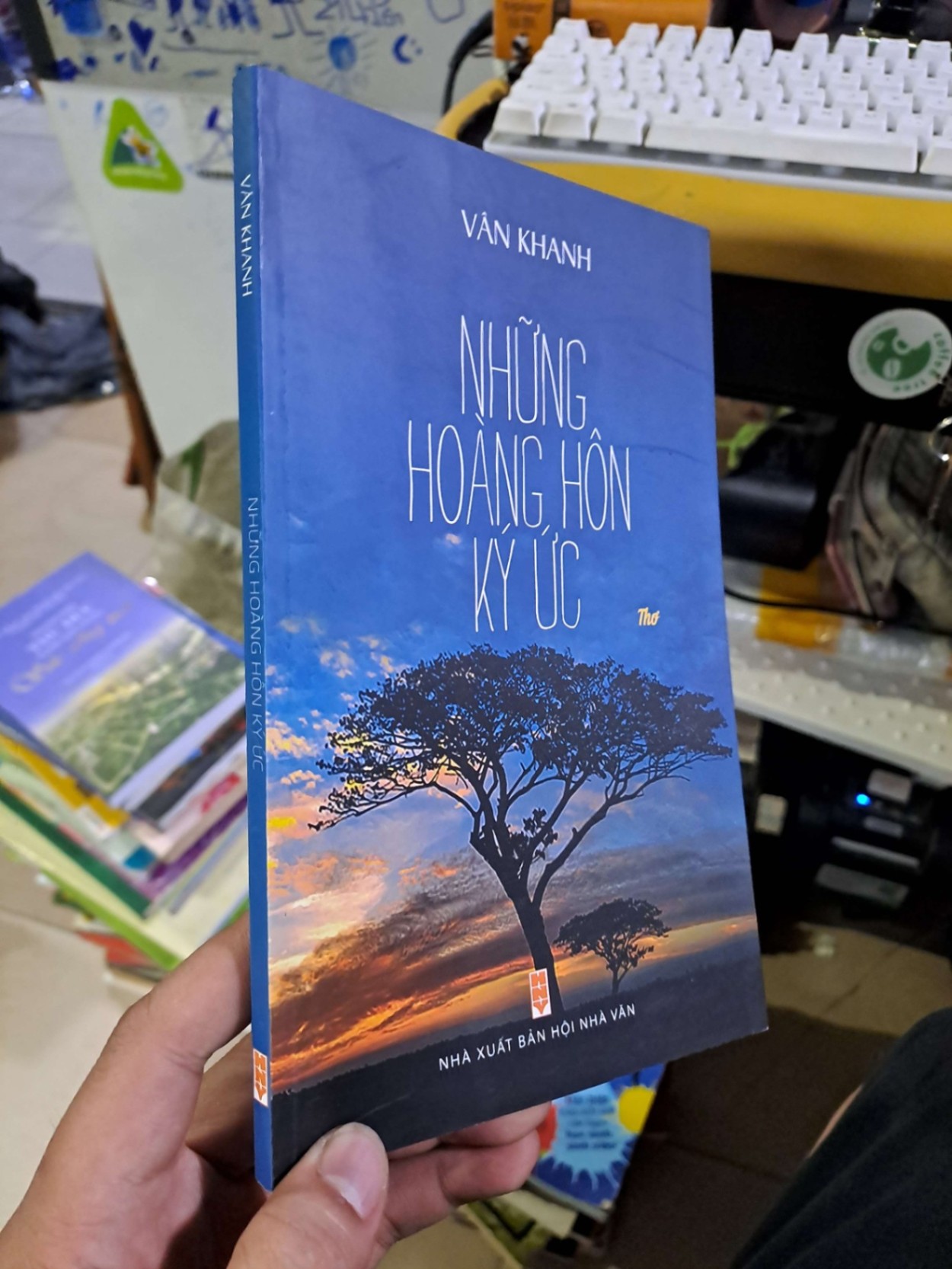 Những hoàng hôn ký ức Vân Khanh thơ mới 90% 2021 Văn học Việt Nam HCM1809 (NSX)