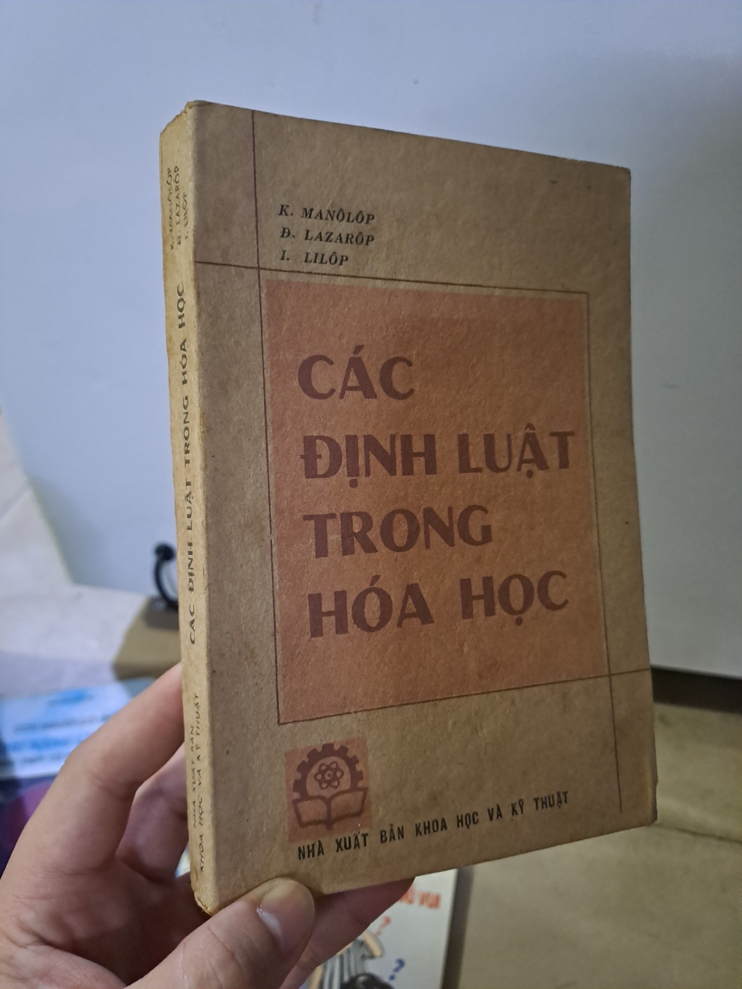 Các định luật trong hóa học mới 80% ố vàng 1983 HCM0308 GIÁO TRÌNH, CHUYÊN MÔN (NSX)