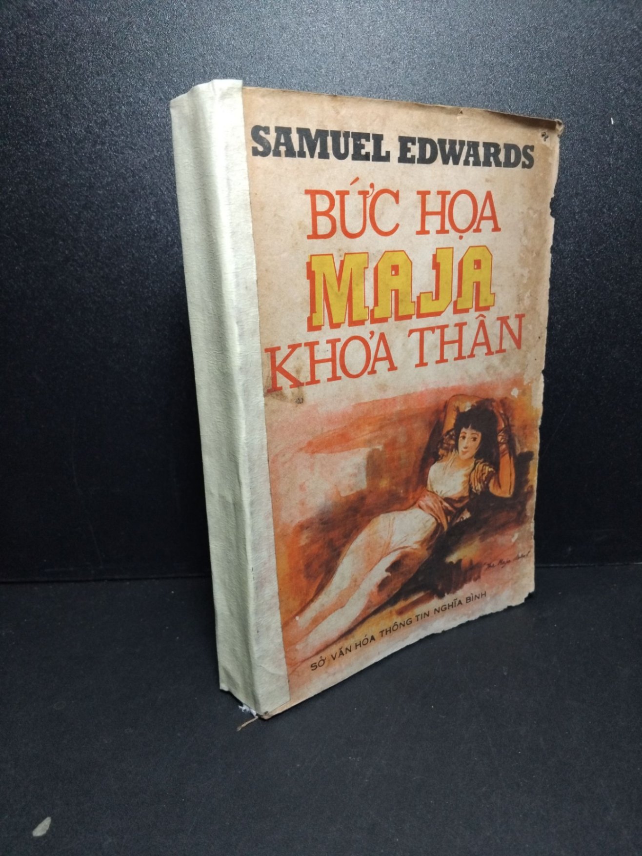 Bức họa Maja khỏa thân mới 70% bẩn bìa, ố vàng, tróc bìa 1987 Samuel Edwards HCM2603 VĂN HỌC (NSX)