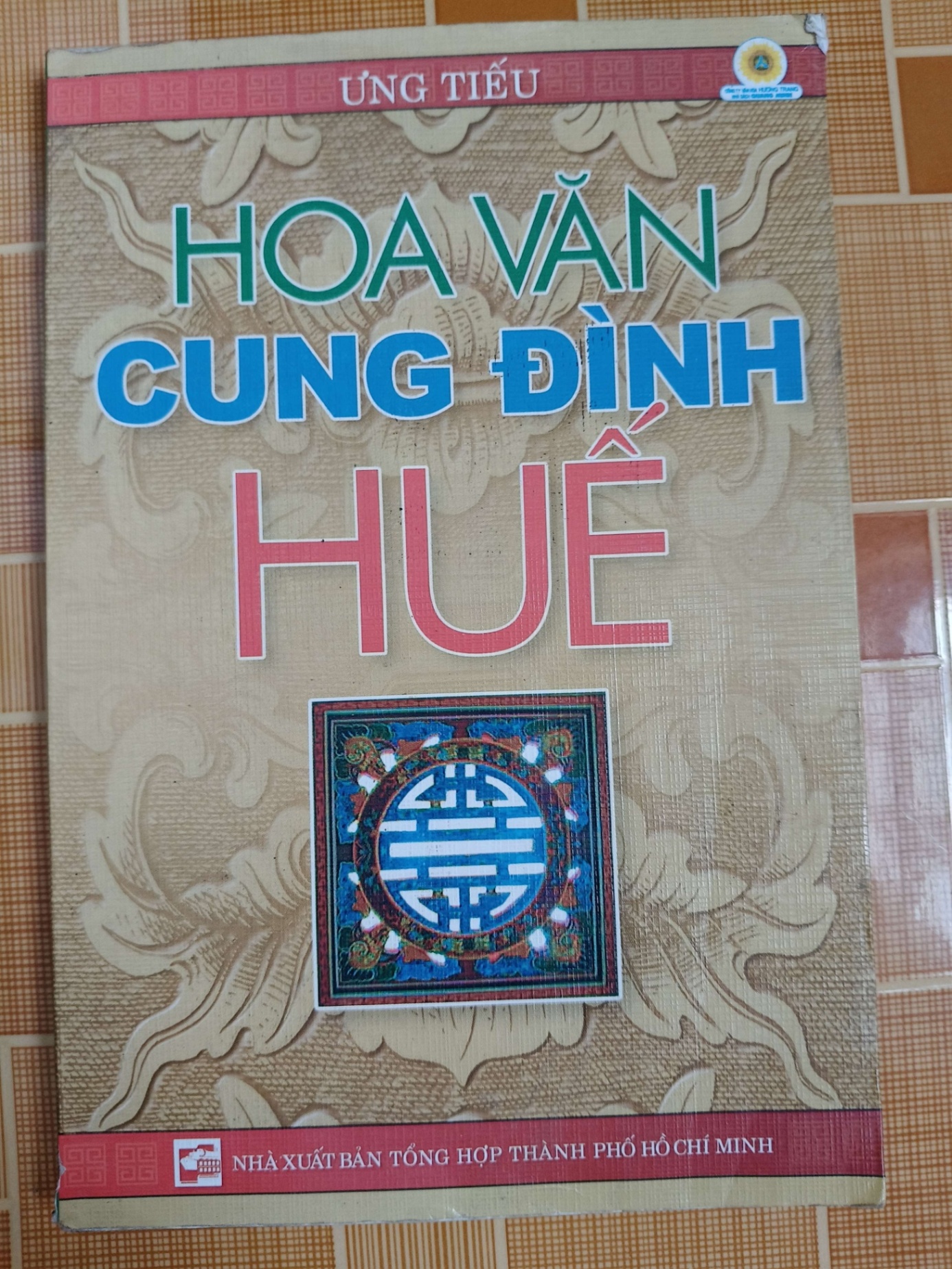 Hoa văn cung đình huế L6 - 2005 - 215 trang LỊCH SỬ - CHÍNH TRỊ - TRIẾT HỌC ANTQ2012-168