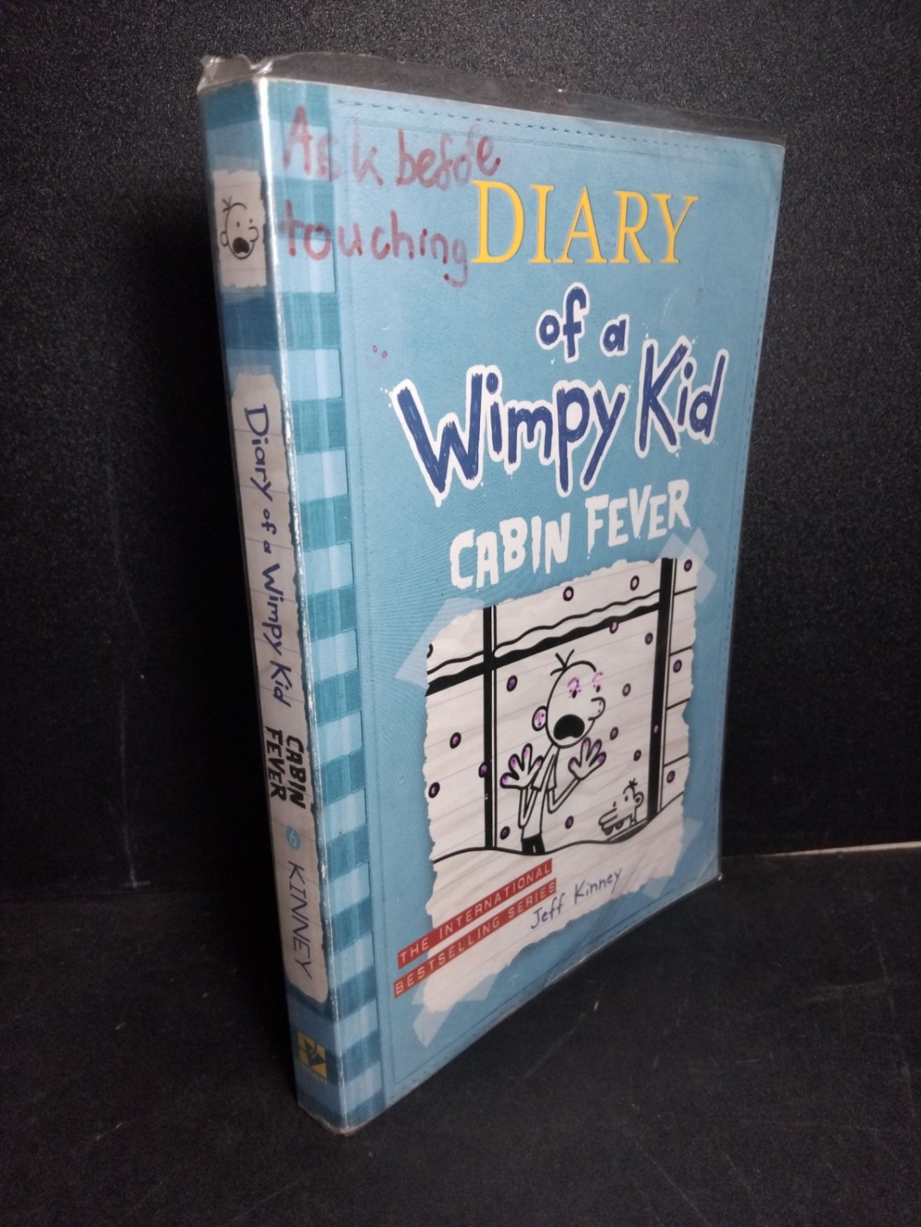 Diary of a wimpy kid 6 Cabin fever mới 90% bẩn nhẹ HCM1001 Jeff Kinney NGOẠI VĂN