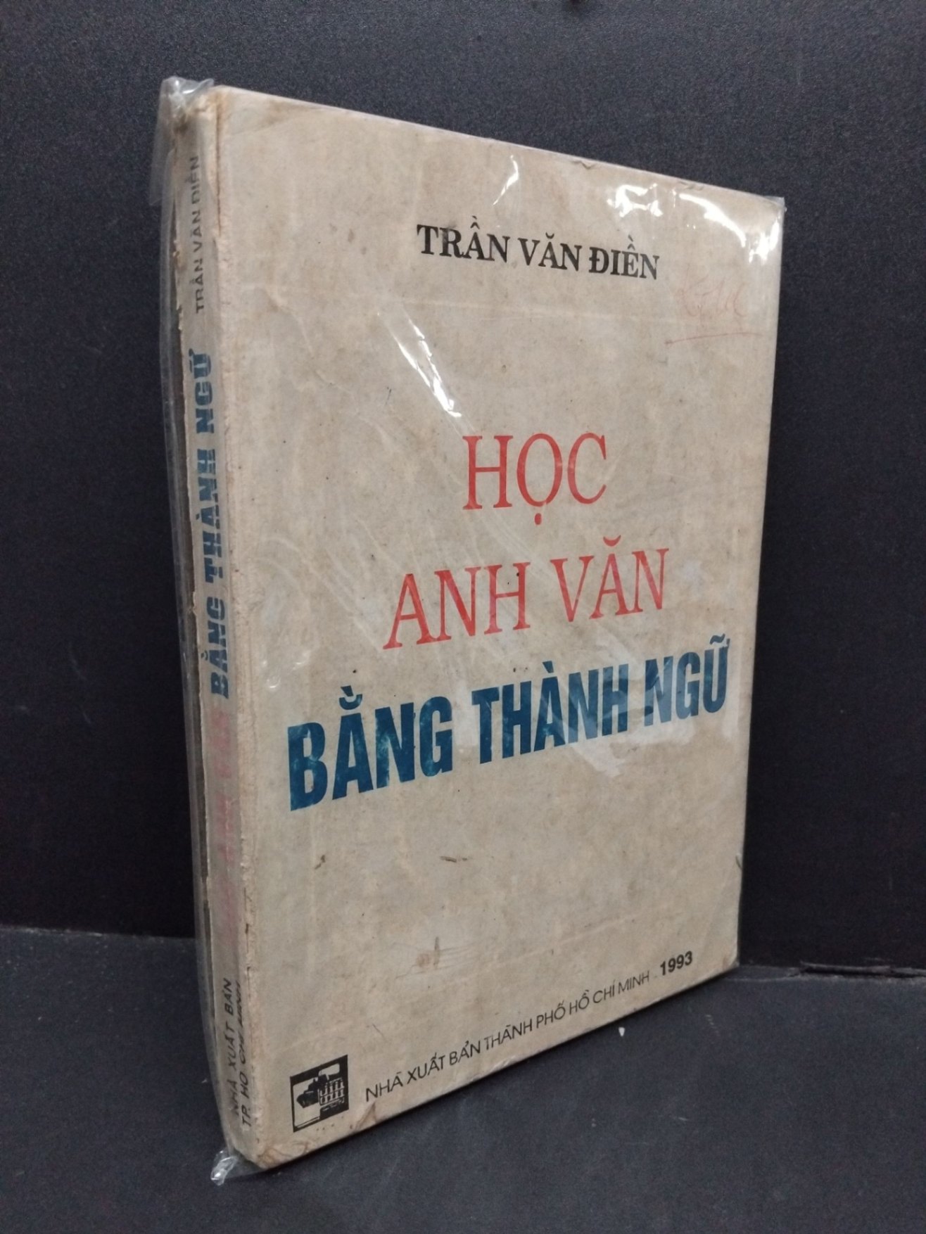 Học anh văn bằng thành ngữ mới 60% bẩn bìa, ố vàng, rách gáy, có chữ ký ở bìa HCM2110 Trần Văn Điền HỌC NGOẠI NGỮ (NSX)