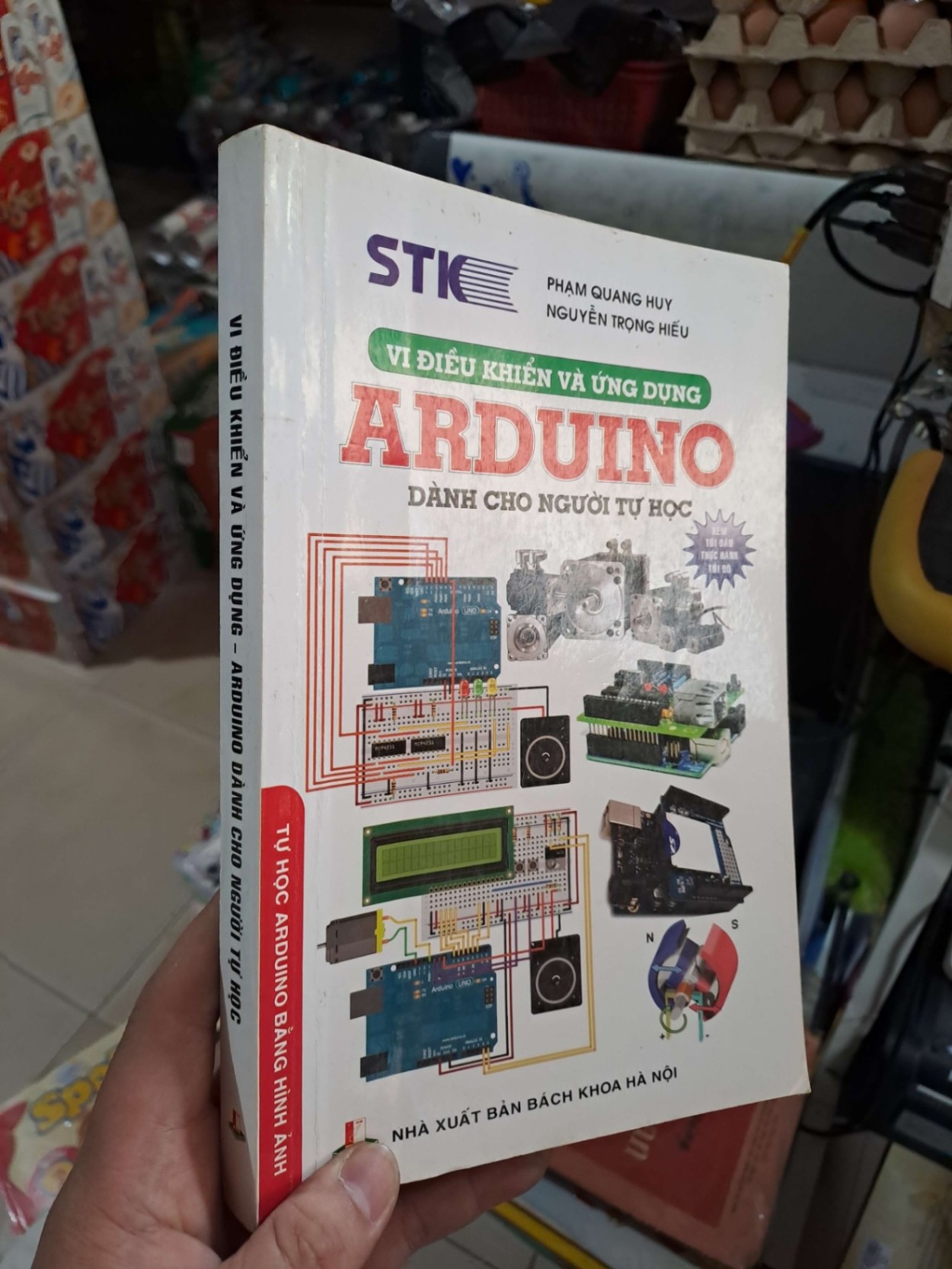 Vi Điều Khiển Và Ứng Dụng Arduino Dành Cho Người Tự Học - Phạm Quang Huy, Nguyễn Trọng Hiếu - 2016 mới 80% có viết - GIÁO TRÌNH, CHUYÊN MÔN - HCM3012